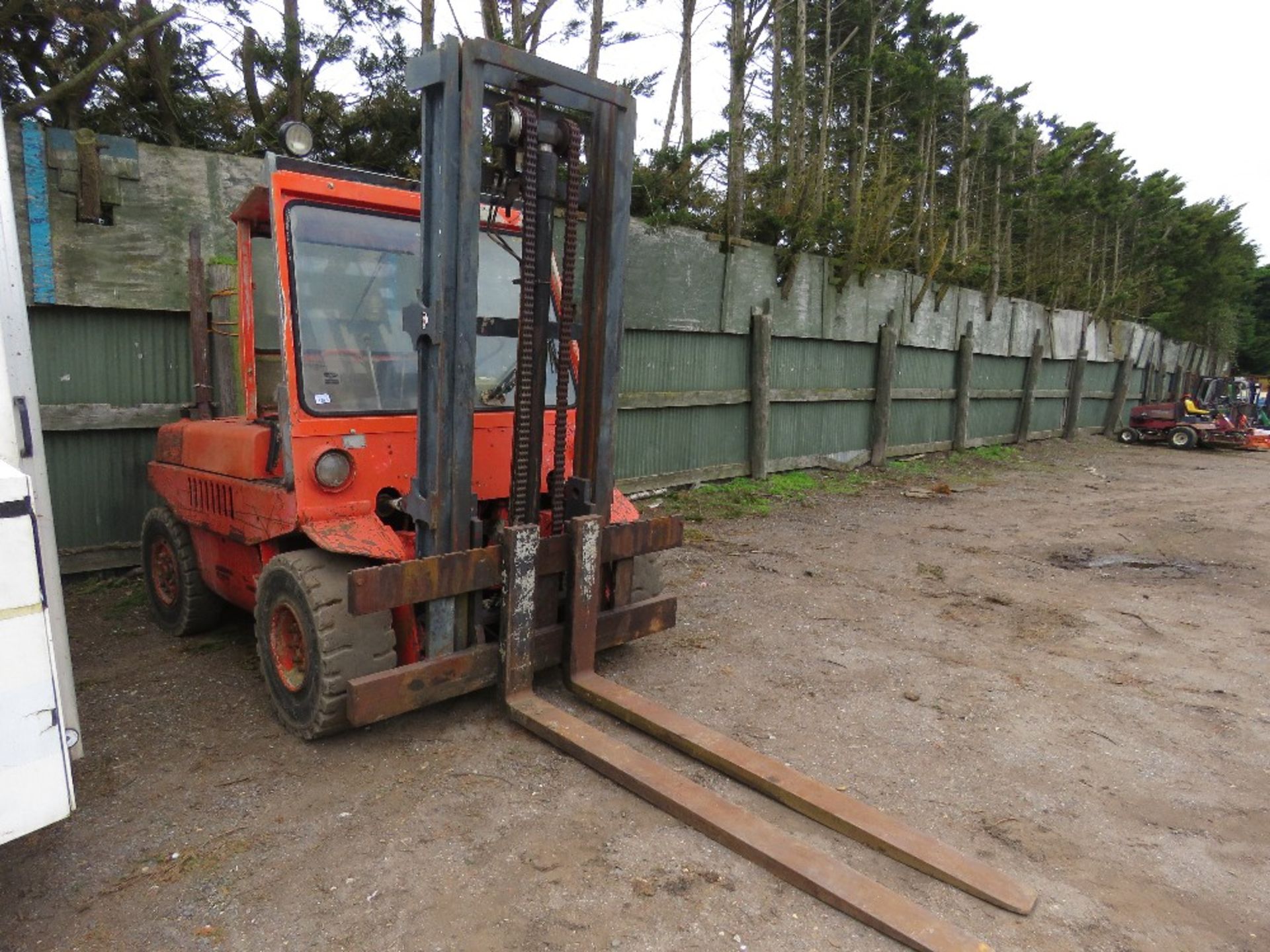 LINDE 6 TONNE DIESEL ENGINED FORKLIFT TRUCK WITH 7FT TINES FITTED. WHEN TESTED WAS SEEN TO RUN, DRIV - Image 2 of 12