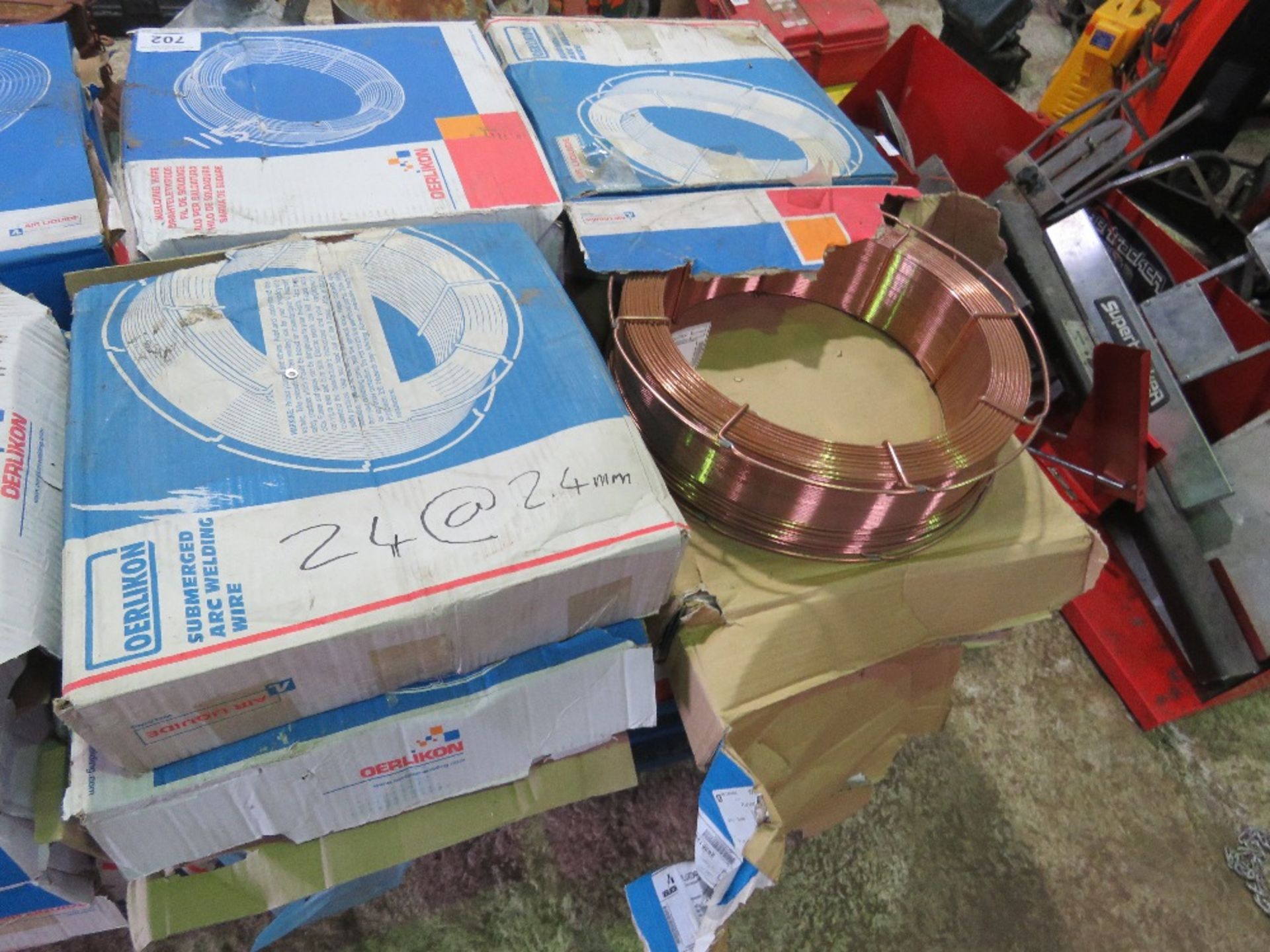 24NO ROLLS OF MIG WELDING WIRE, 2.4MM GUAGE. MAINLY OERLIKON BRAND. SOURCED FROM WORKSHOP CLOSURE. - Bild 2 aus 4