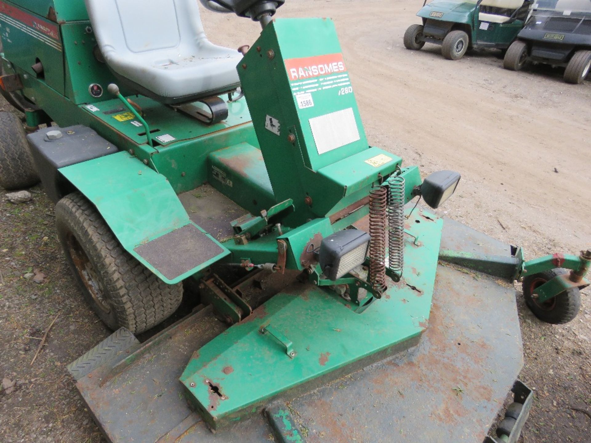 RANSOMES FRONTLINE 728D OUTFRONT RIDE ON MOWER. 4WD. 6FT CUT APPROX. WHEN TESTED WAS SEEN TO RUN AND - Image 8 of 8