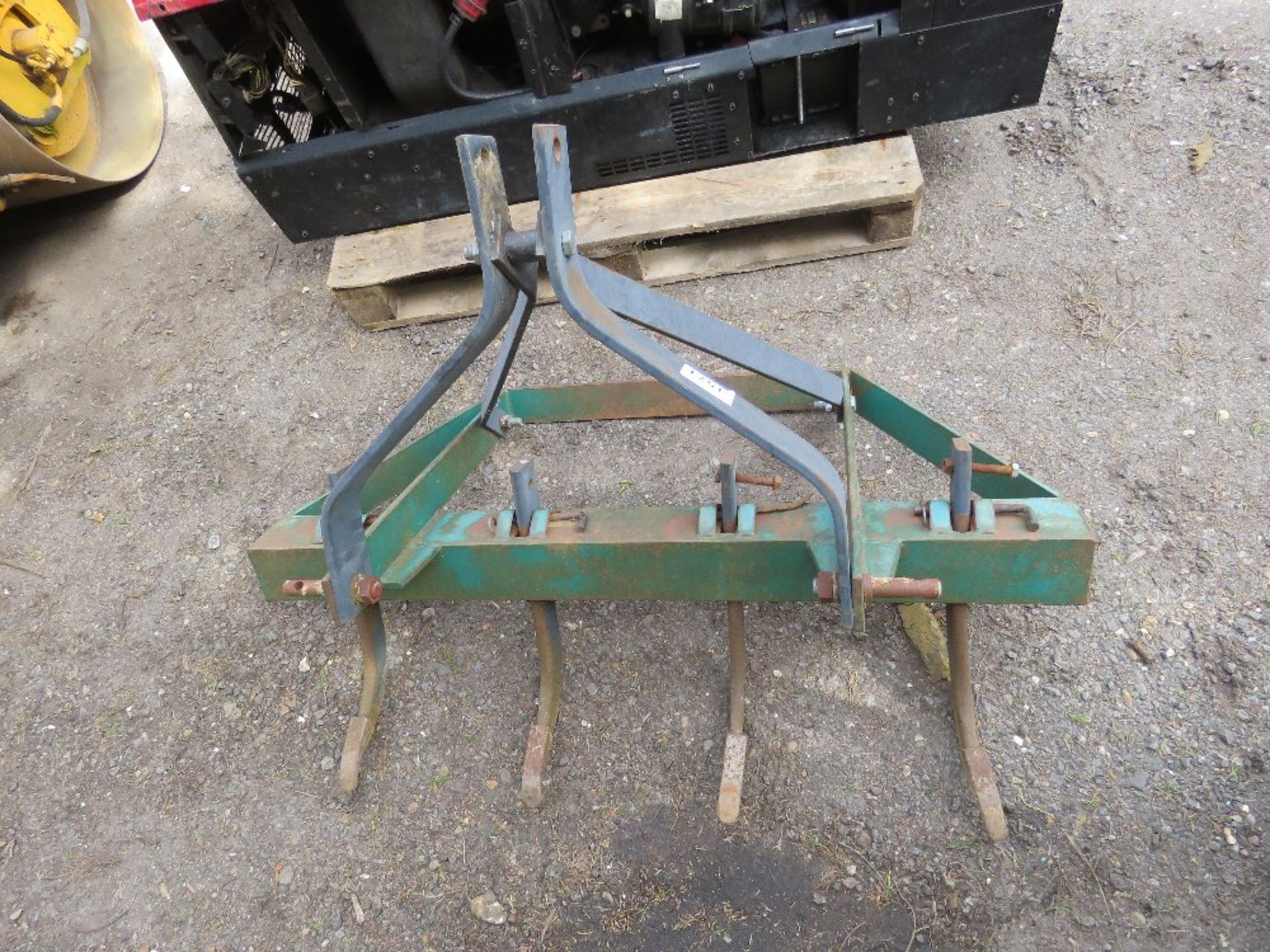 HEAVY DUTY 4 TINE RIPPER ATTACHMENT FOR SMALL TRACTOR, 4FT OVERALL WIDTH APPROX. 6NO PALLETS OF IBST - Bild 2 aus 3