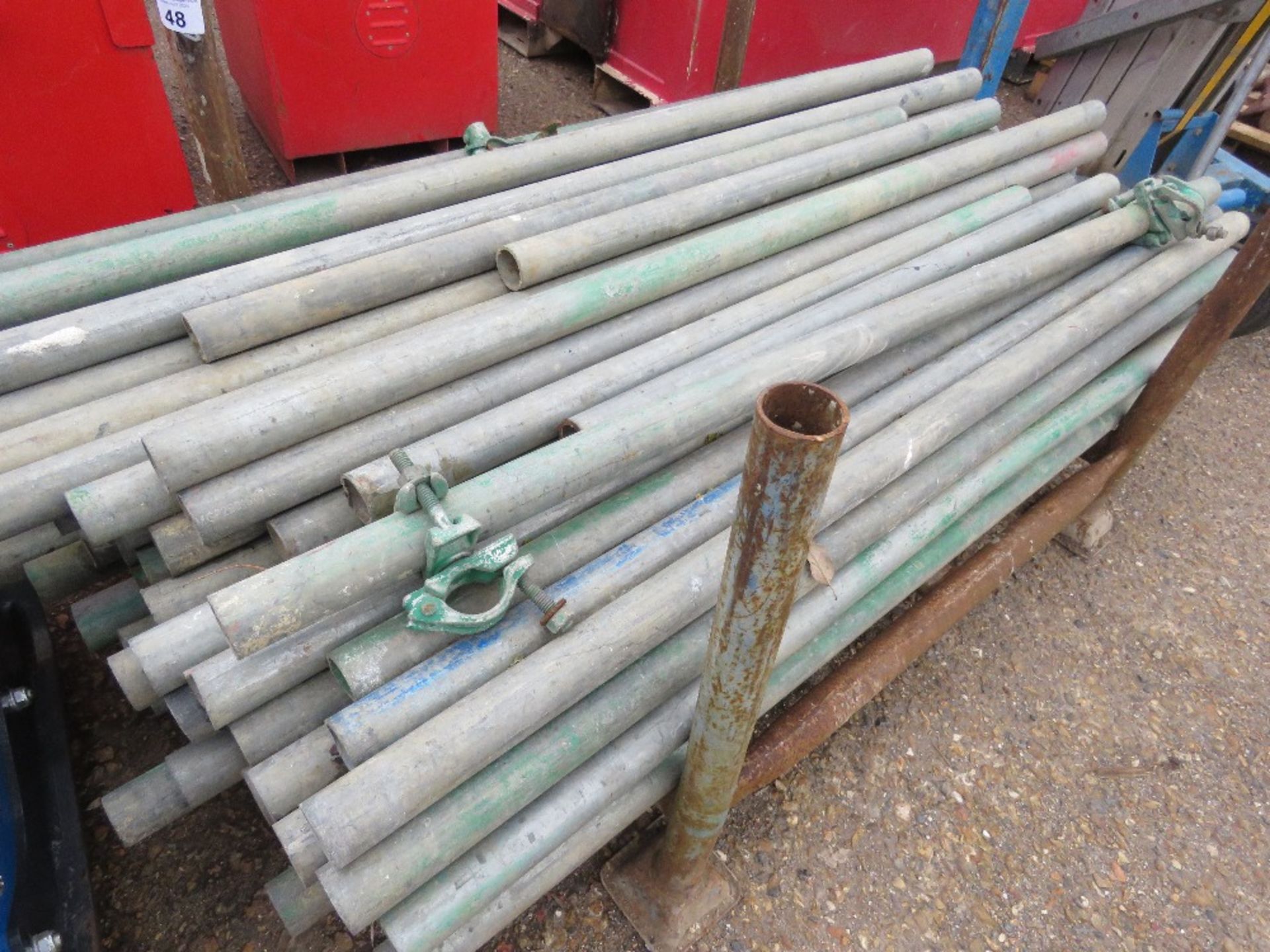 STILLAGE CONTAINING A LARGE QUANTITY OF SHORT LENGTH SCAFFOLD TUBES 3-5FT LENGTH APPROX.