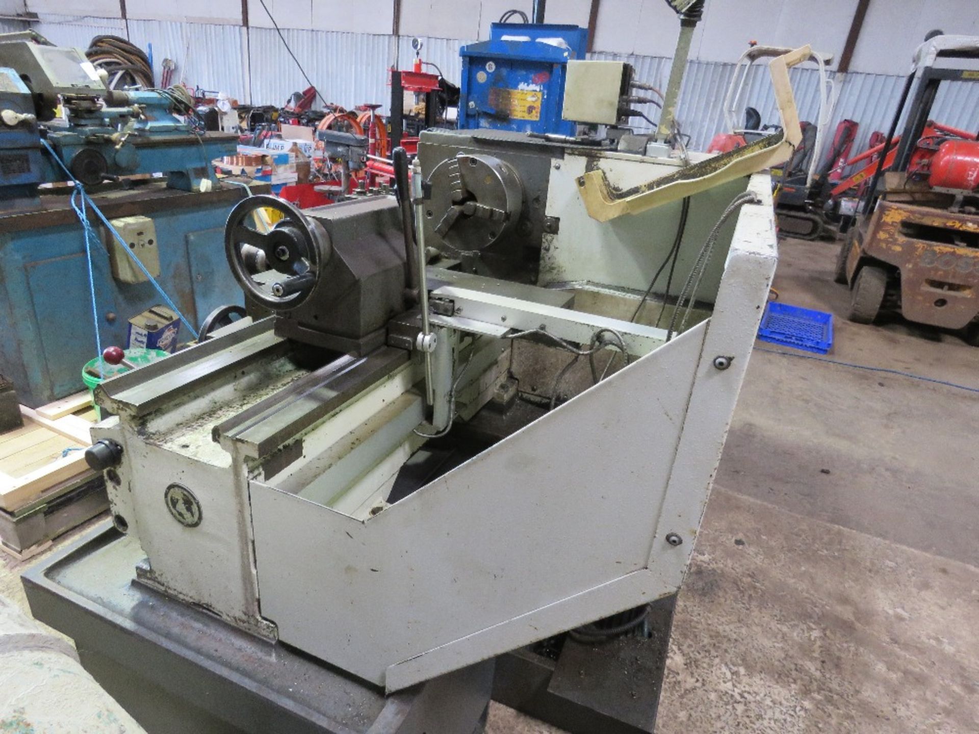 COLCHESTER TRIUMPH 2500 METAL WORKING LATHE, 3 PHASE POWERED. - Image 7 of 9