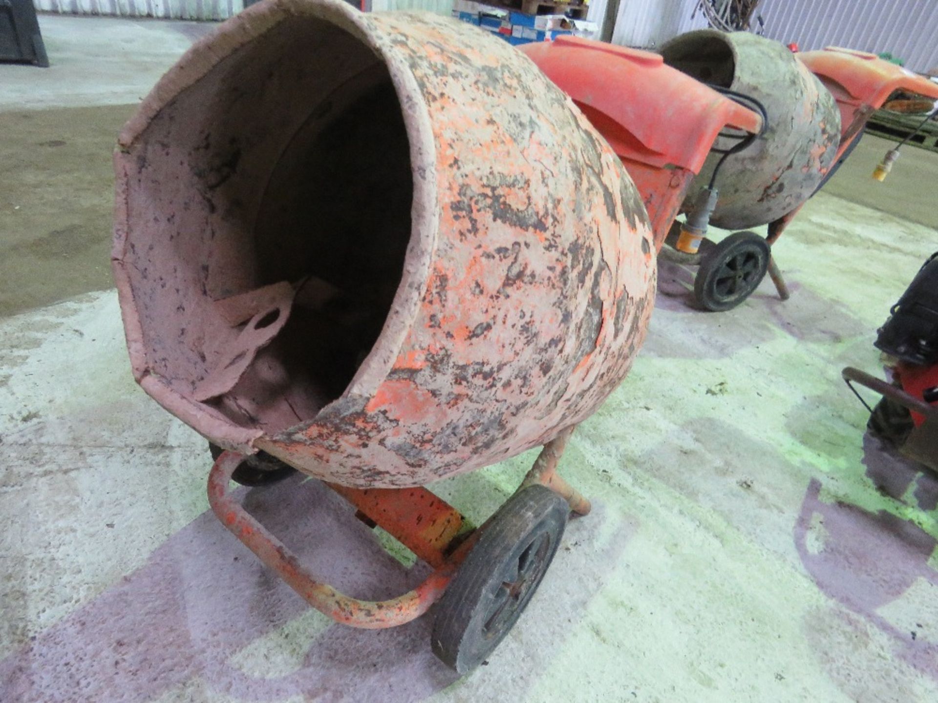 BELLE MINI MIX 150 110VOLT POWERED CEMENT MIXER. - Image 3 of 3