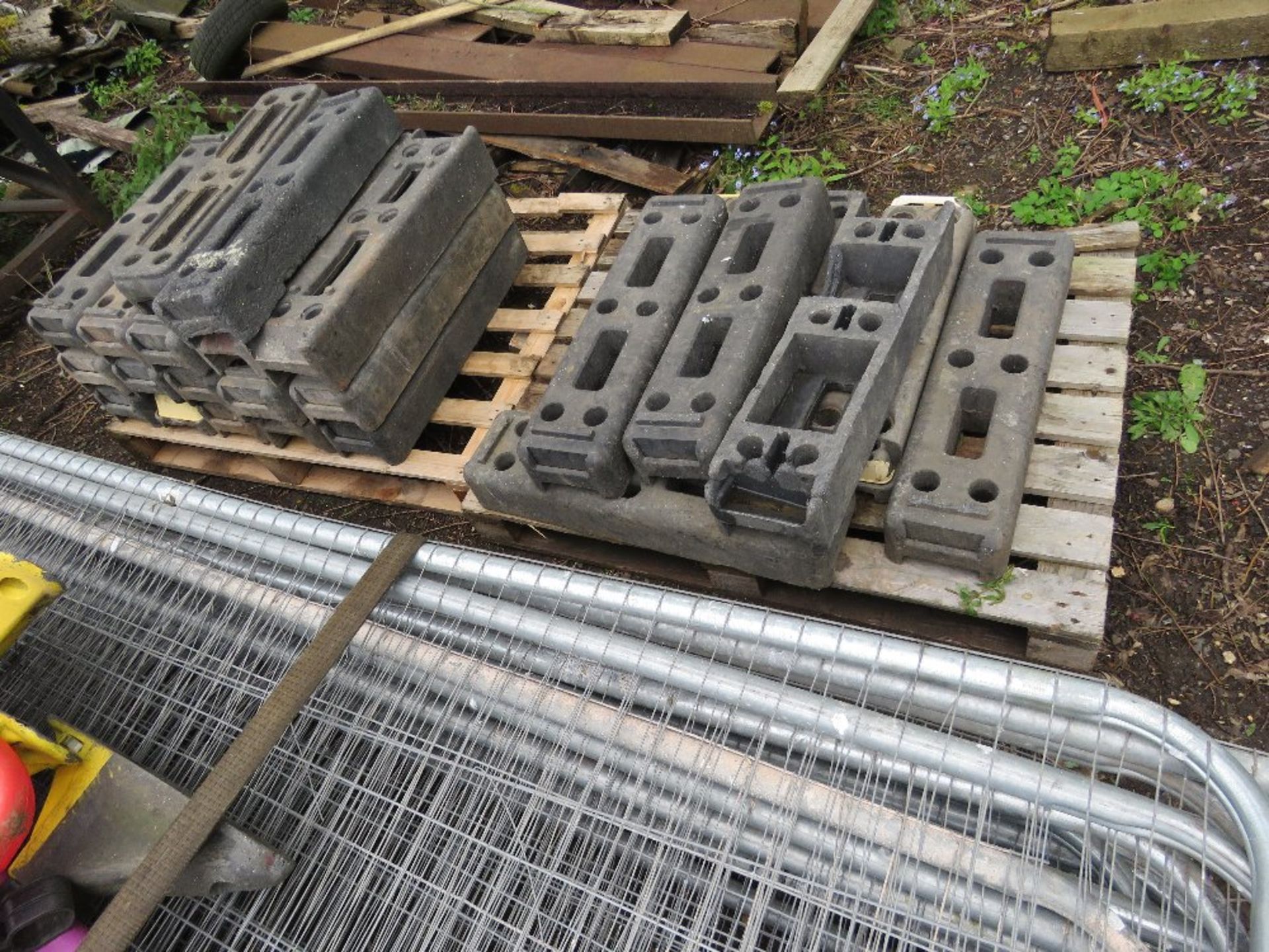 STACK OF HERAS TYPE FENCE PANELS (21NO IN TOTAL APPROX) WITH FEET AND CLIPS AS SHOWN PLUS 4 NO PLAST - Image 3 of 5