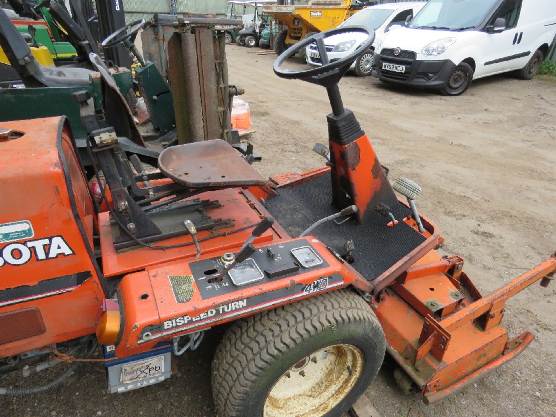KUBOTA F2400B RIDE ON ROTARY MOWER, 4WD. WHEN TESTED WAS SEEN TO RUN, DRIVE AND MOWER ENGAGED...SEE - Image 4 of 10