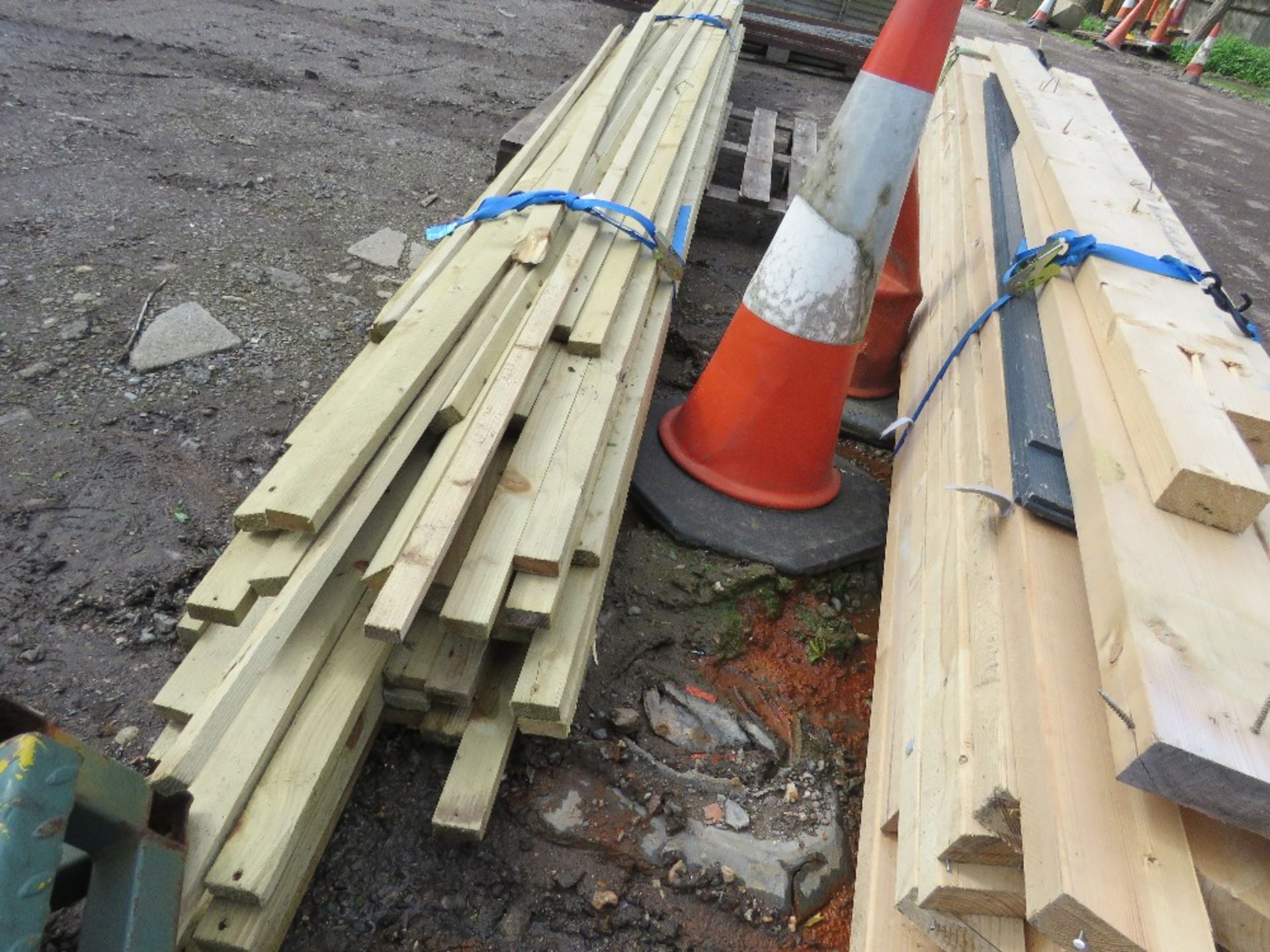 QUANTITY OF TILERS TYPE BATTENS ETC 9-15FT LENGTH APPROX. - Image 3 of 3