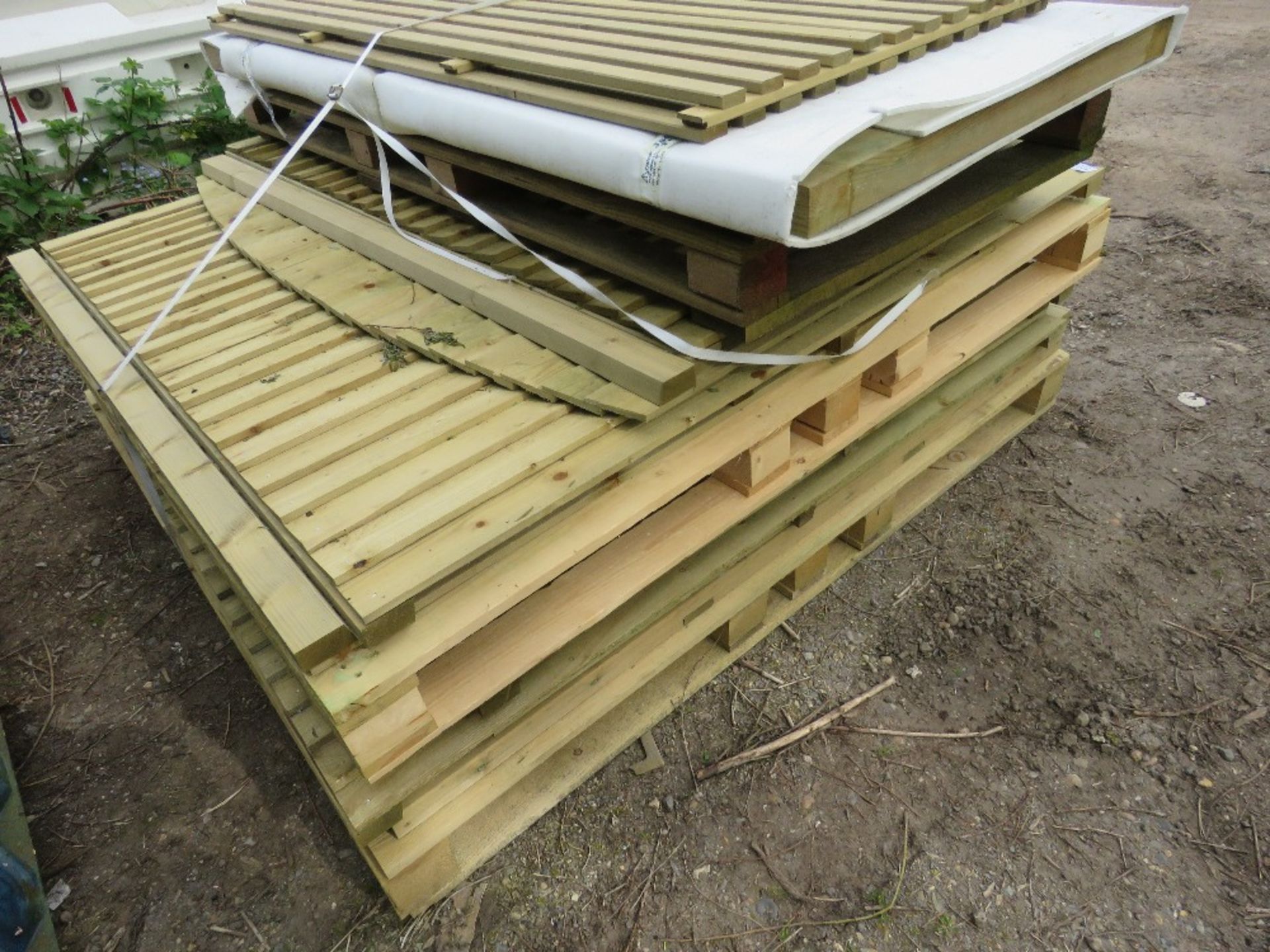 QUANTITY OF WOODEN FENCE PANELS (9NO) AND A HEAVY DUTY GATE. - Image 2 of 4