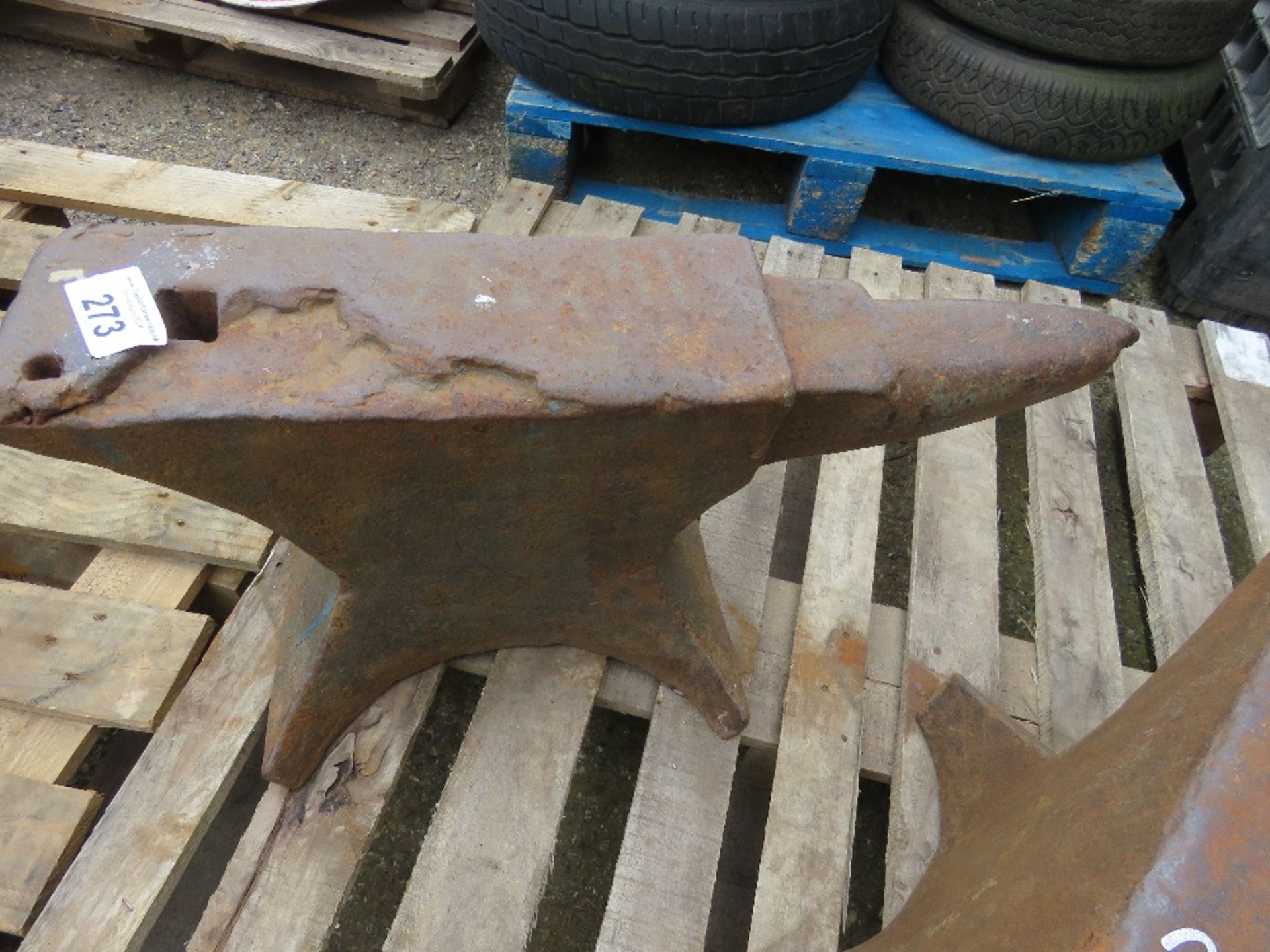 LARGE BLACKSMITH'S ANVIL PLUS ANOTHER DAMAGED ONE. - Bild 2 aus 3