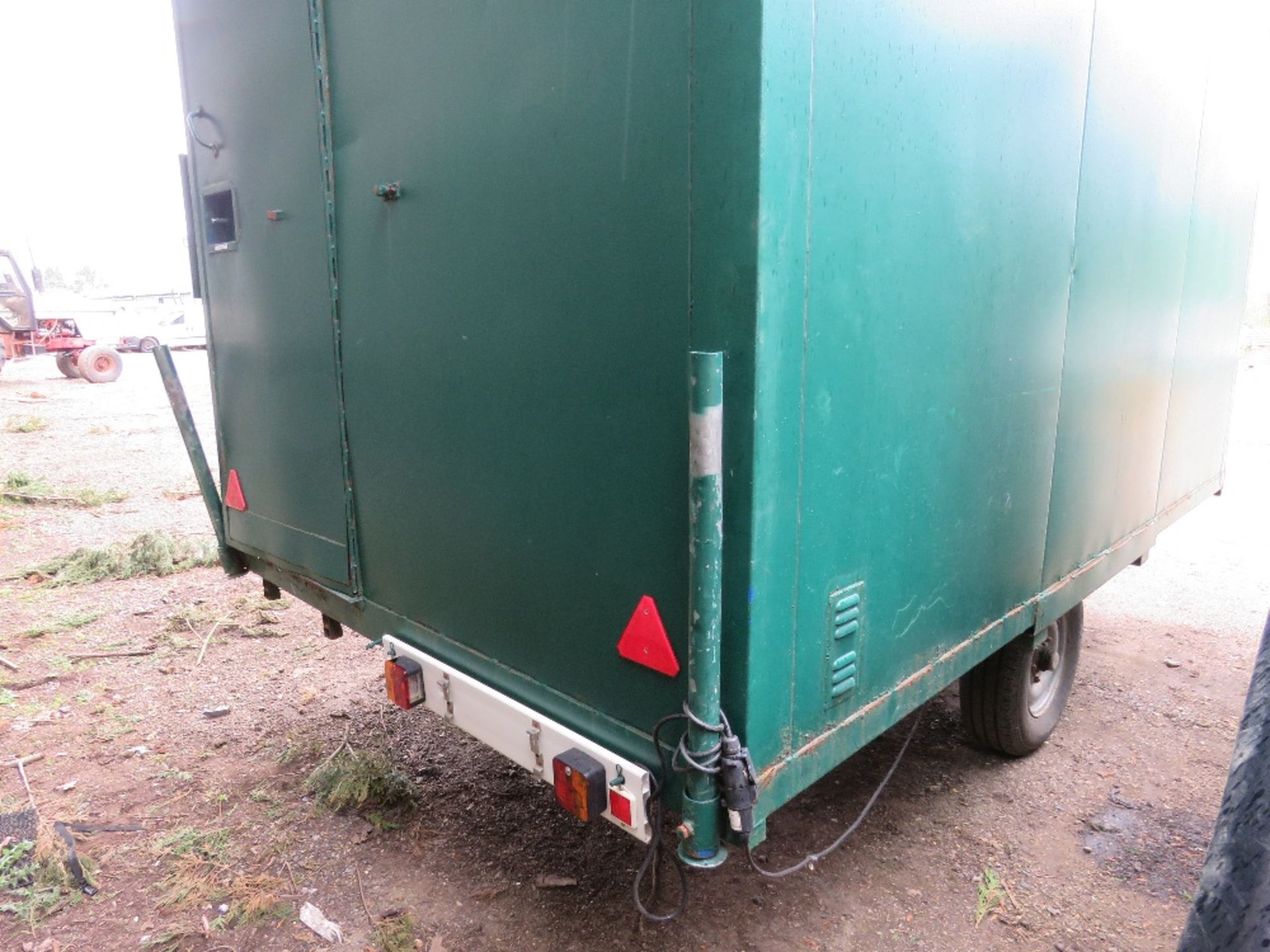 SINGLE AXLE TOWED WELFARE TRAILER 12FT LENGTH APPROX WITH CANTEEN AND TOILET. SUPPLIED WITH KEY. DIR - Image 14 of 15