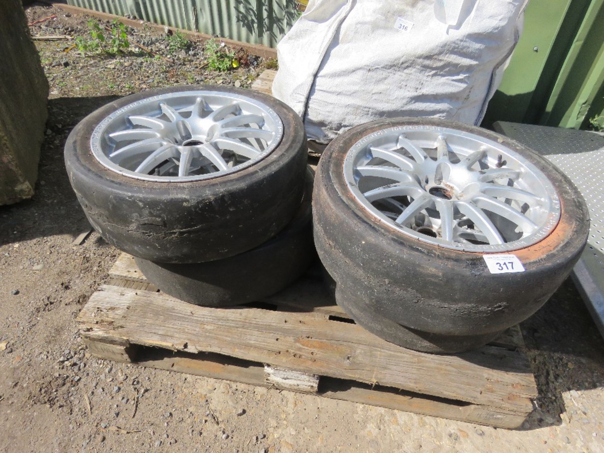 SET OF 4NO TEAM DYNAMICS MOTORSPORT RACING WHEELS AND TYRES, PREVIOUSLY USED ON AN ALFA ROMEO 33 RA