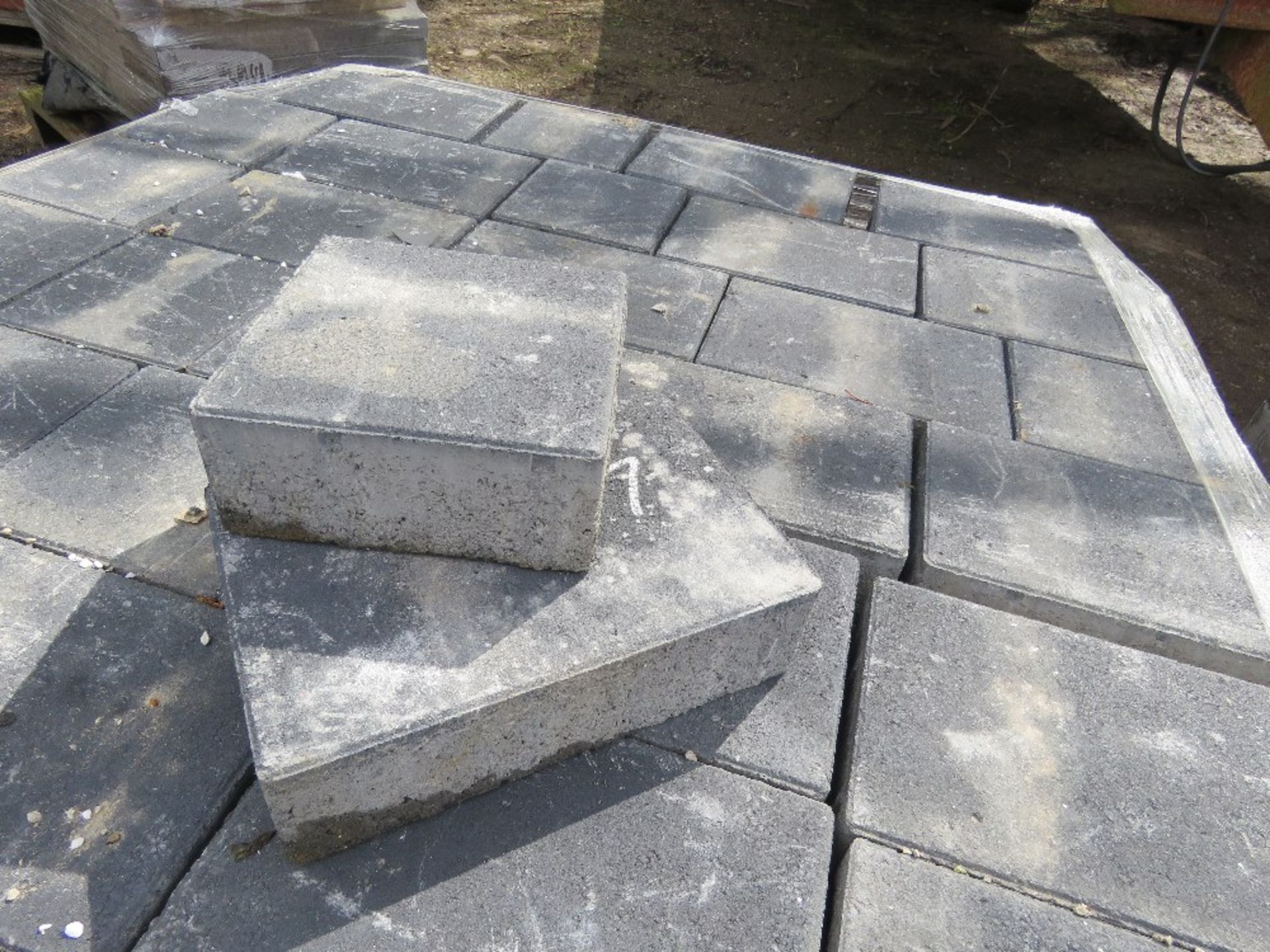 2 X PALLETS OF BLOCK PAVERS, BLACK COLOURED. - Image 4 of 7