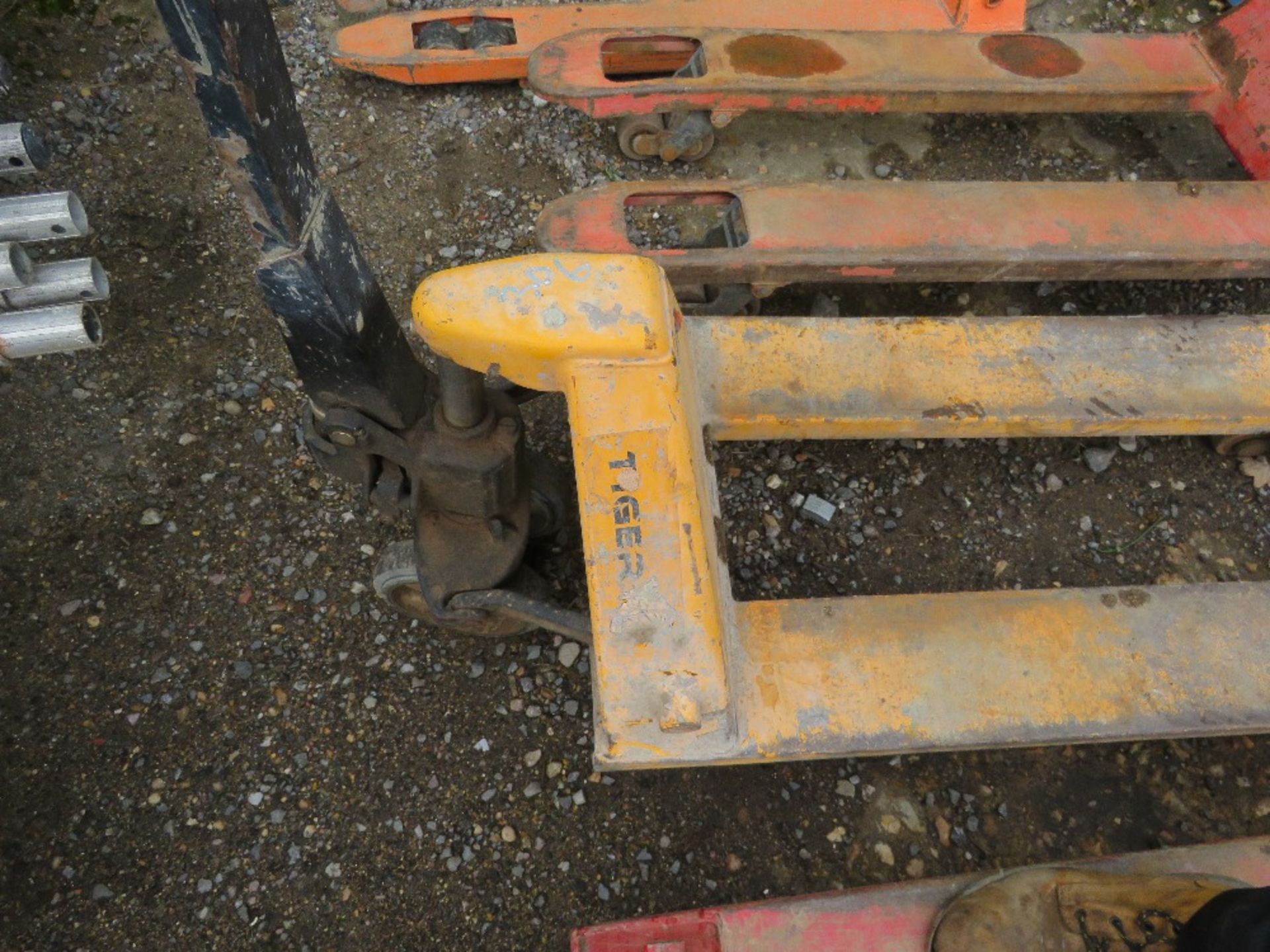 HYDRAULIC PALLET TRUCK.....THIS LOT IS SOLD UNDER THE AUCTIONEERS MARGIN SCHEME, THEREFORE NO VAT WI - Image 2 of 2
