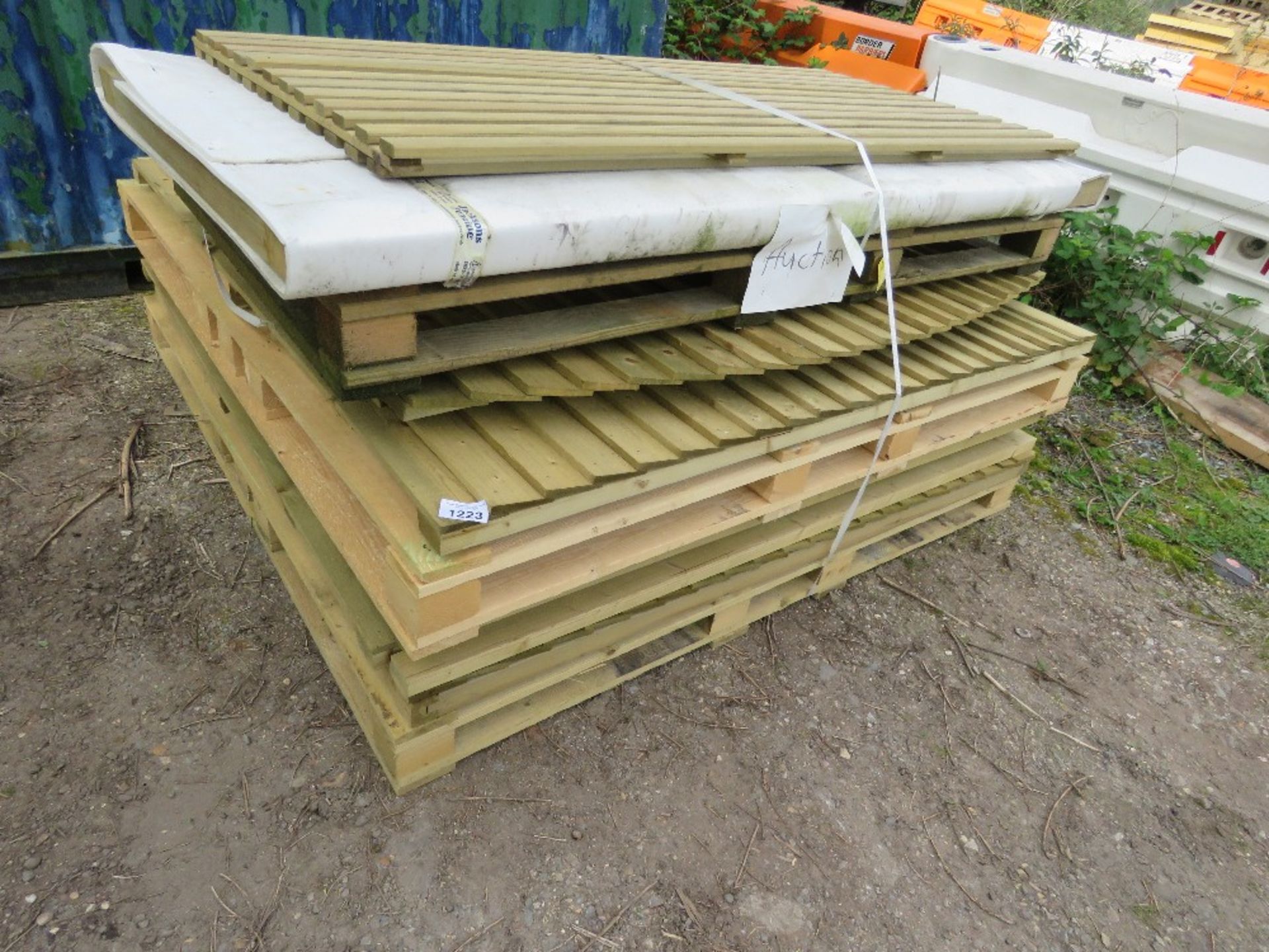 QUANTITY OF WOODEN FENCE PANELS (9NO) AND A HEAVY DUTY GATE.