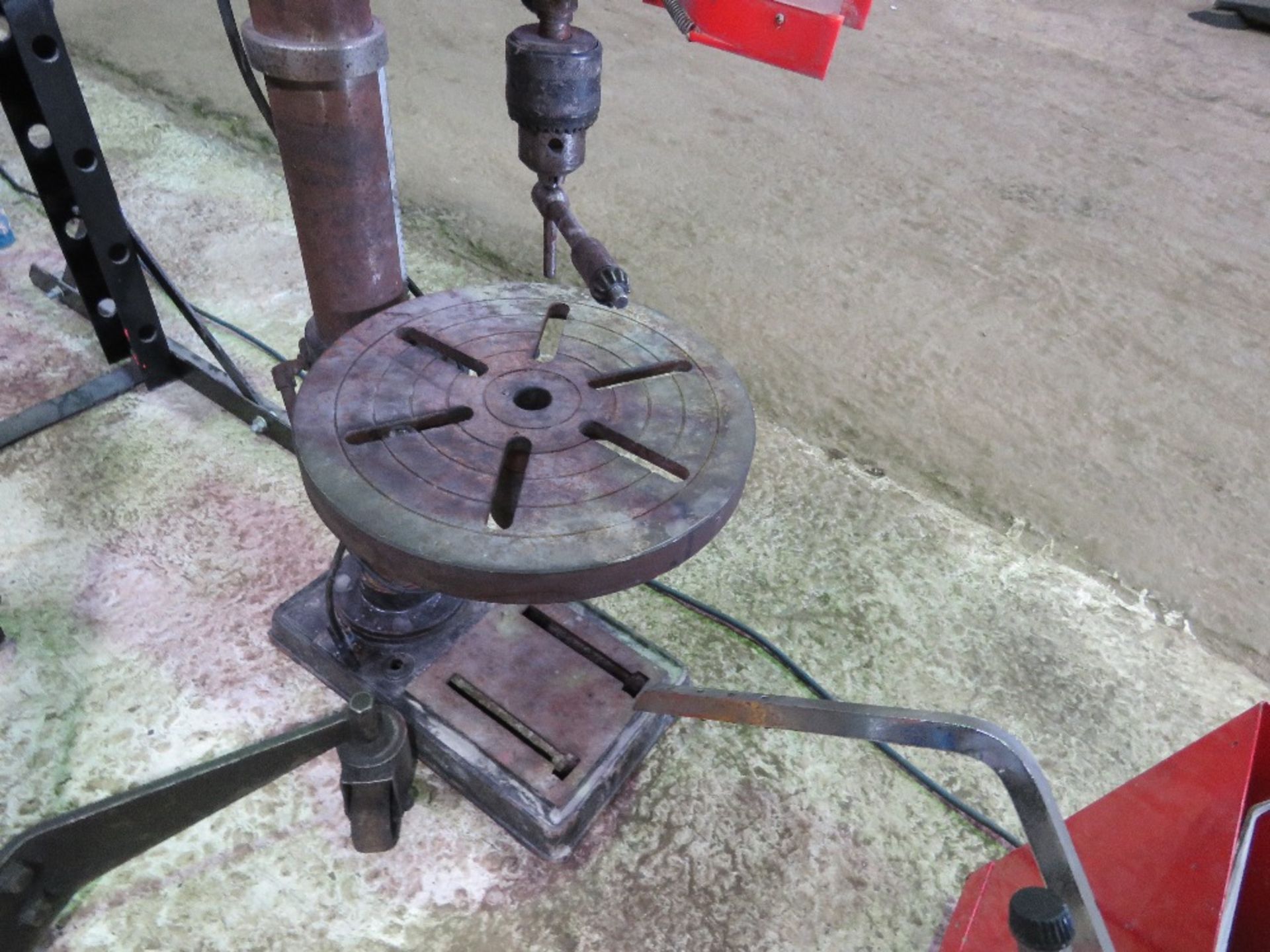 SMALL SIXED 240VOLT PILLAR DRILL. SOURCED FROM GARAGE COMPANY LIQUIDATION. - Image 4 of 5