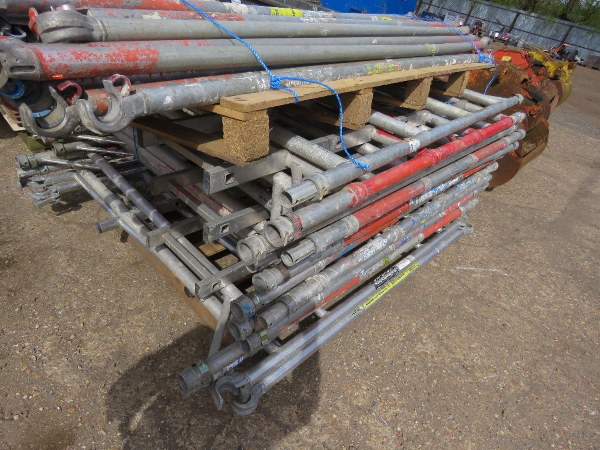STACK OF ASSORTED SCAFFOLD TOWER PARTS INCLUDING 14NO DOUBLE FRAMES PLUS A SELECTION OF POLES AS SHW - Image 4 of 4