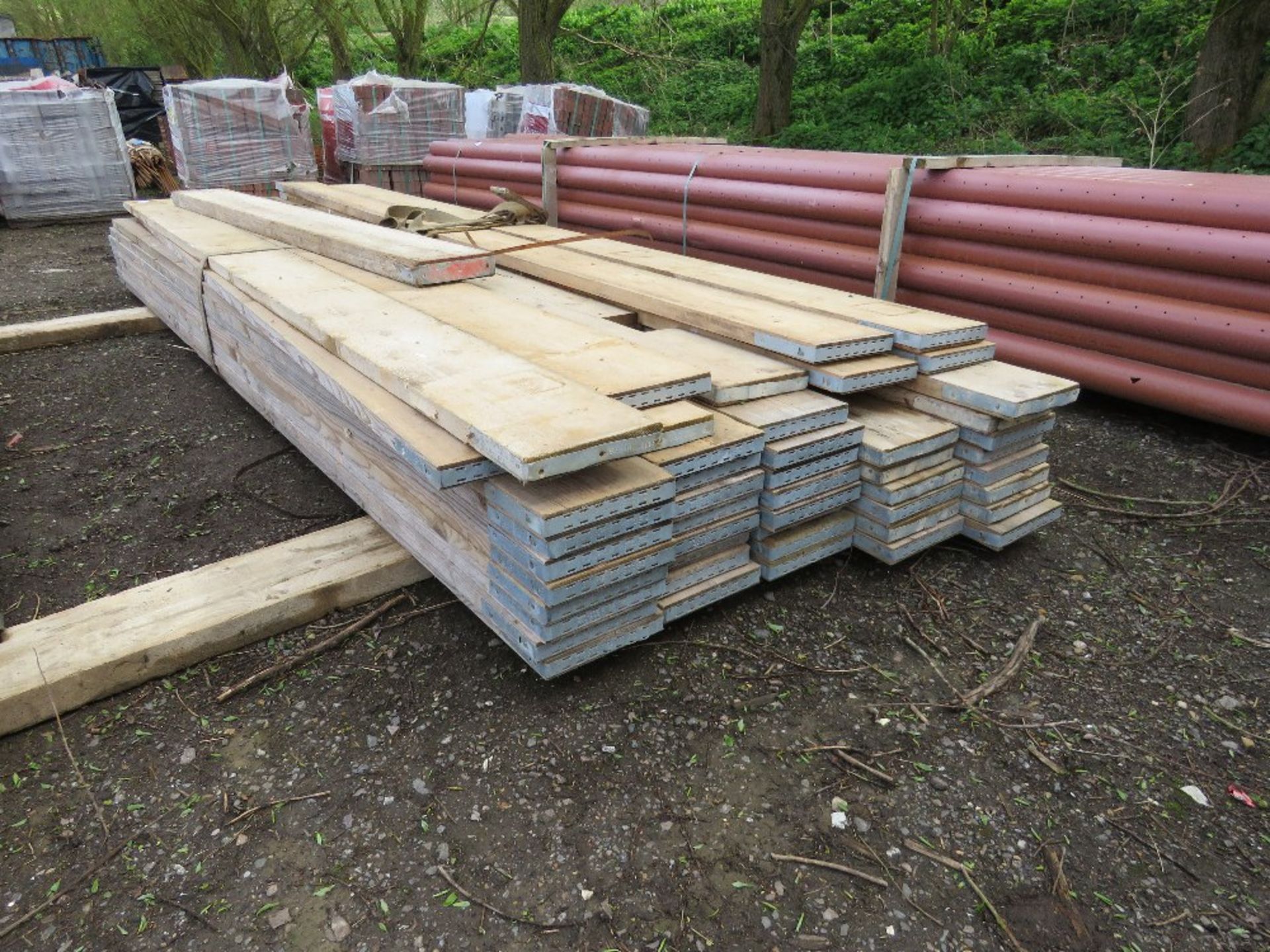 STACK OF SCAFFOLD BOARDS, MOST BEING 13FT LENGTH APPROX. SOURCED FROM COMPANY LIQUIDATION. - Image 5 of 5