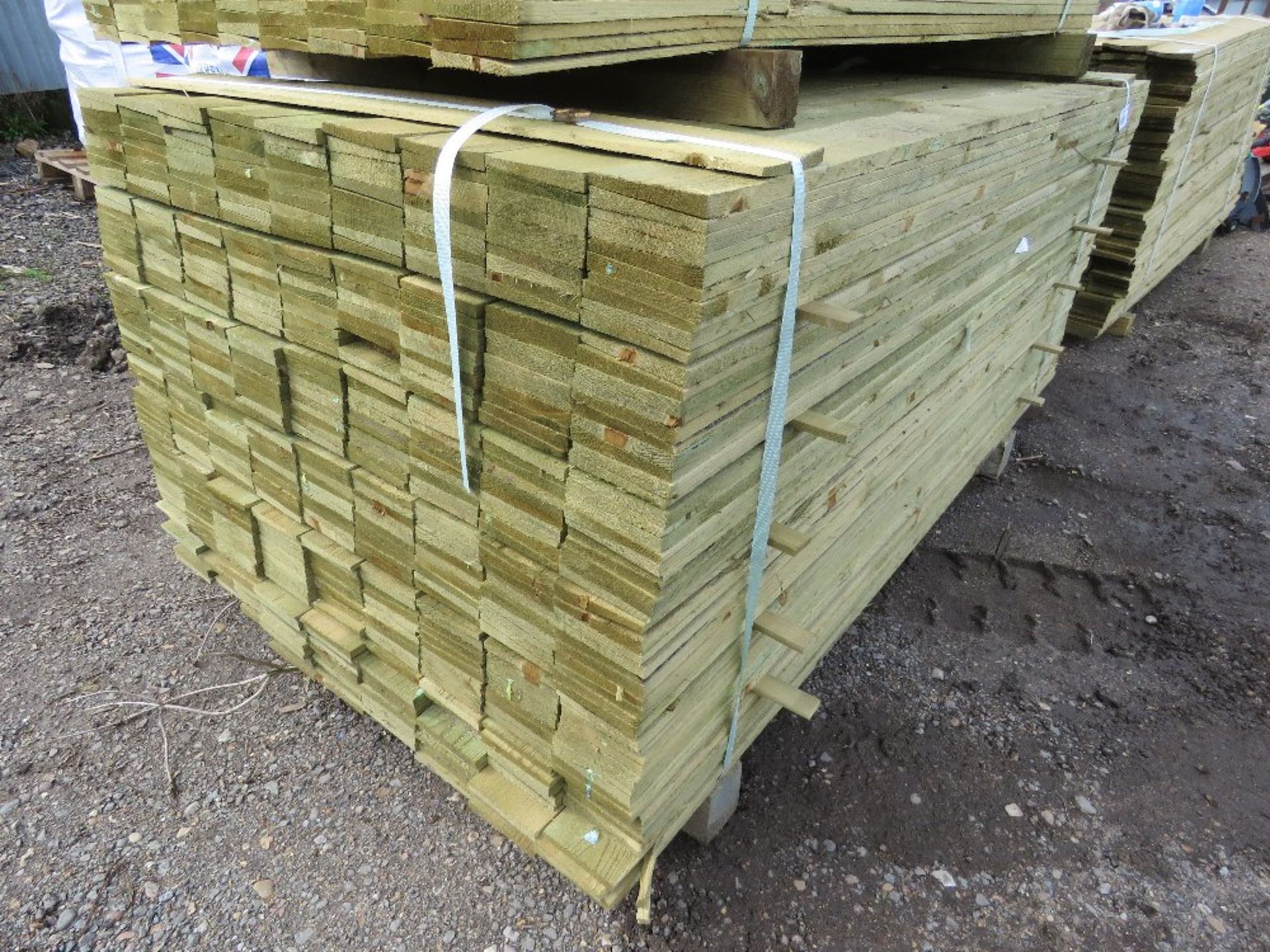 LARGE PACK OF TREATED FEATHER EDGE FENCE CLADDING TIMBER BOARDS. 1.65M LENGTH X 100MM WIDTH APPROX.