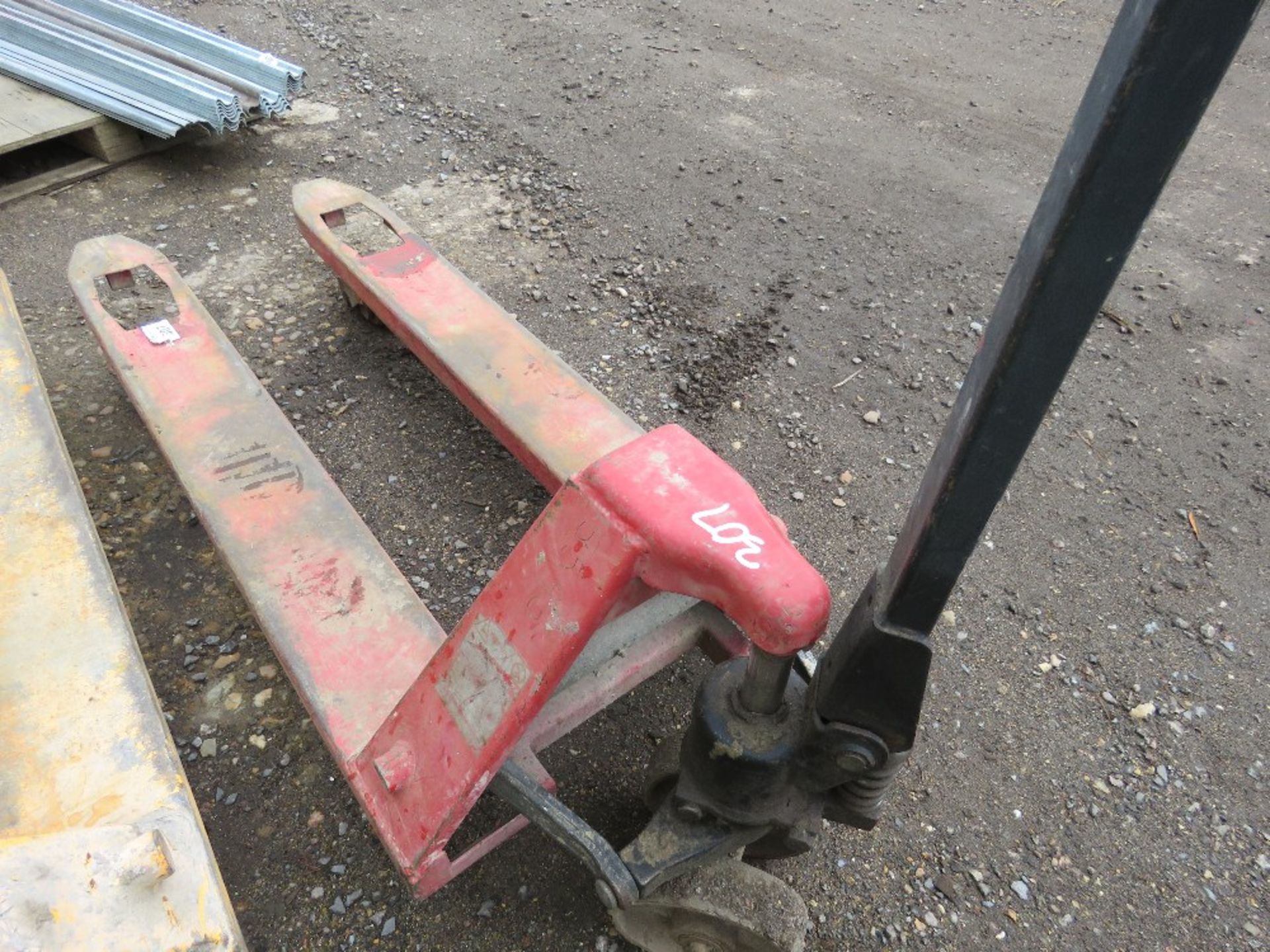 HYDRAULIC PALLET TRUCK.....THIS LOT IS SOLD UNDER THE AUCTIONEERS MARGIN SCHEME, THEREFORE NO VAT WI