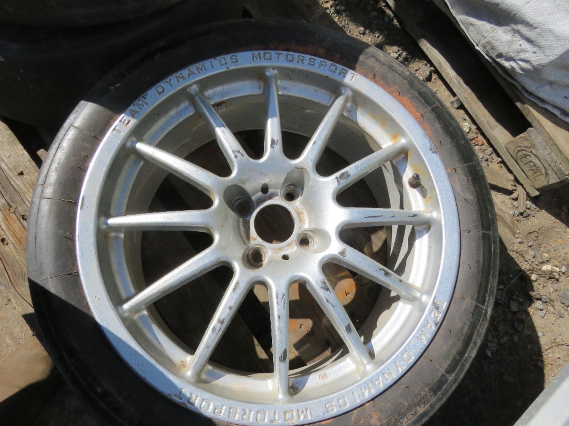 SET OF 4NO TEAM DYNAMICS MOTORSPORT RACING WHEELS AND TYRES, PREVIOUSLY USED ON AN ALFA ROMEO 33 RA - Image 8 of 8