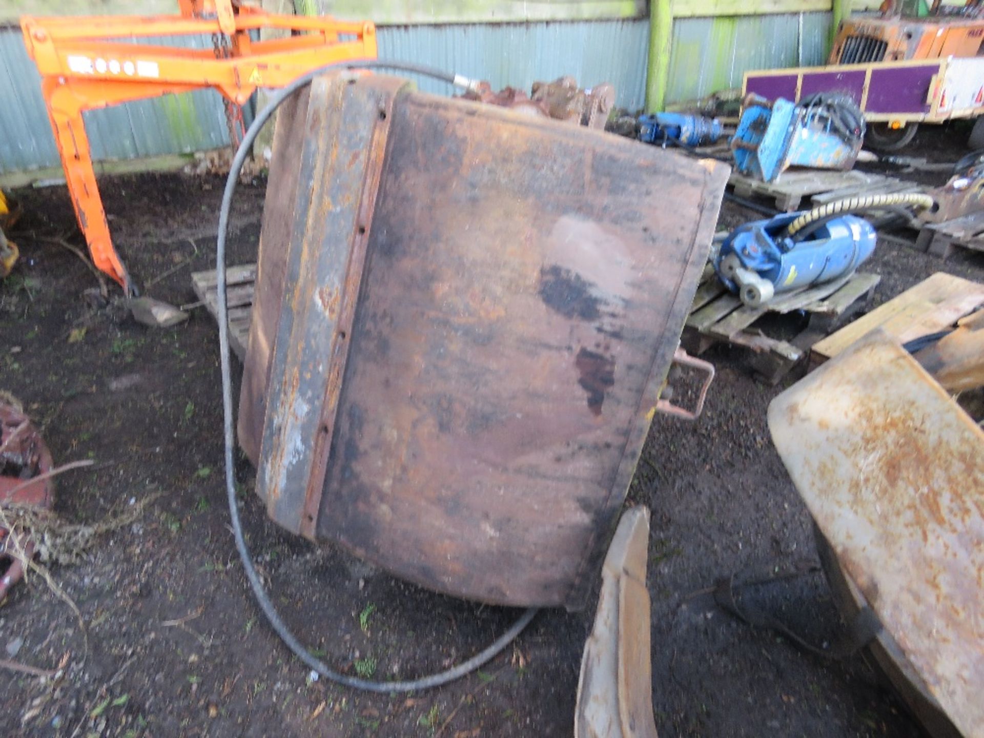 CLAMSHELL EXCAVATOR MOUNTED BUCKET 1 METRE WIDTH WITH 55MM TOP HANGING BRACKET PIN HOLE. . BEING SOL - Image 4 of 5