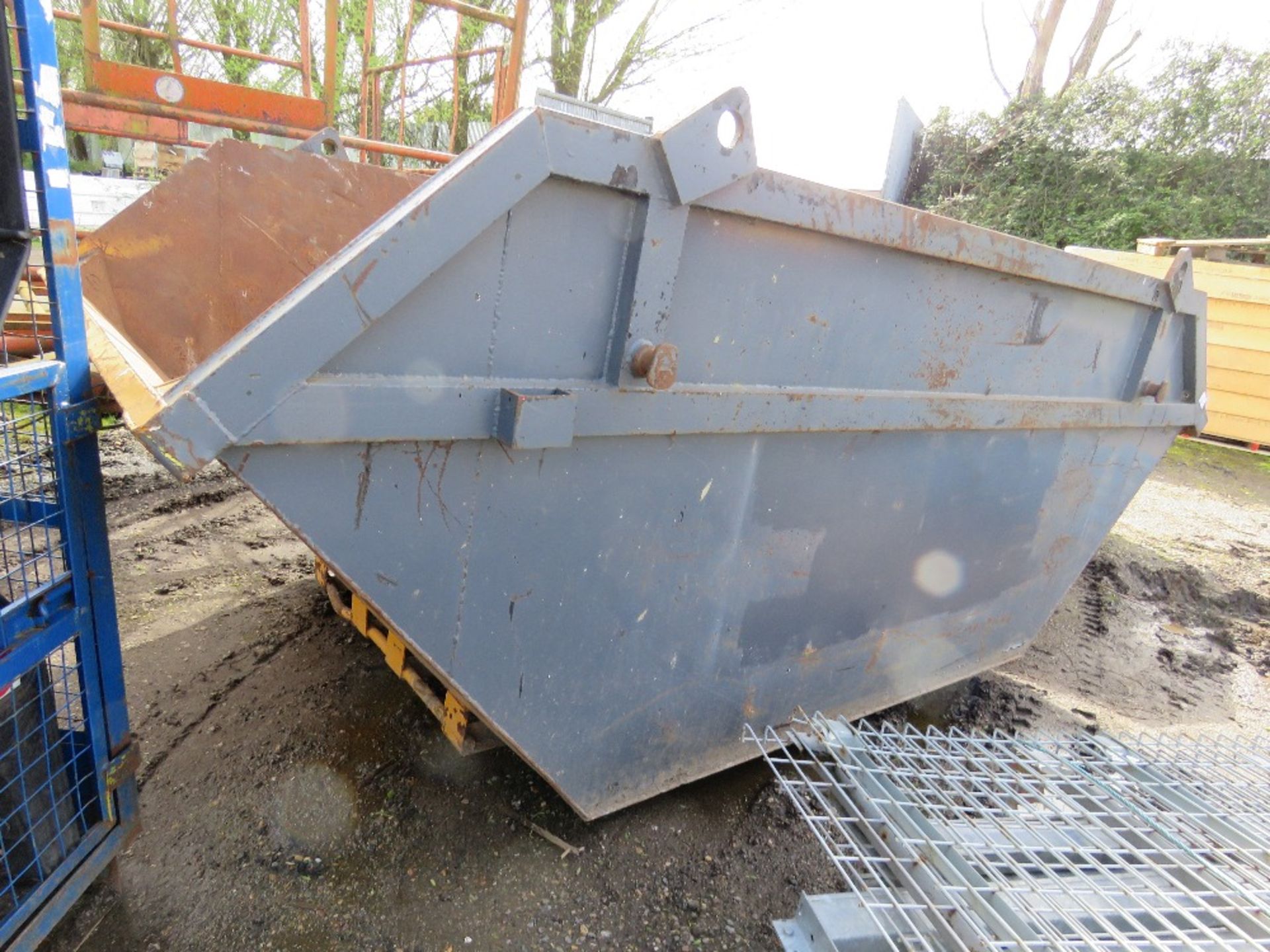 8 YARD SIZE CHAIN LIFT SKIP. CRANE LIFTING EYES AND HEAVY DUTY SPECIFICATION, APPEARS LITTLE USED. S - Image 3 of 4