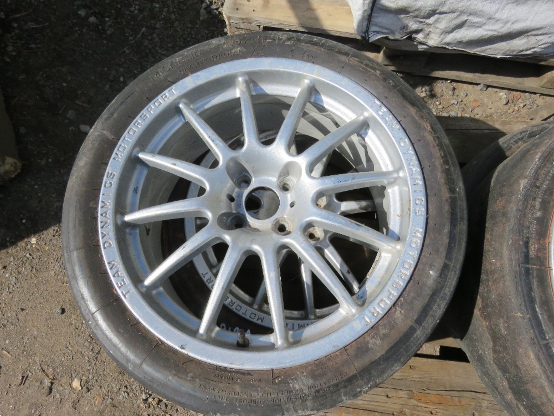 SET OF 4NO TEAM DYNAMICS MOTORSPORT RACING WHEELS AND TYRES, PREVIOUSLY USED ON AN ALFA ROMEO 33 RA - Image 4 of 8