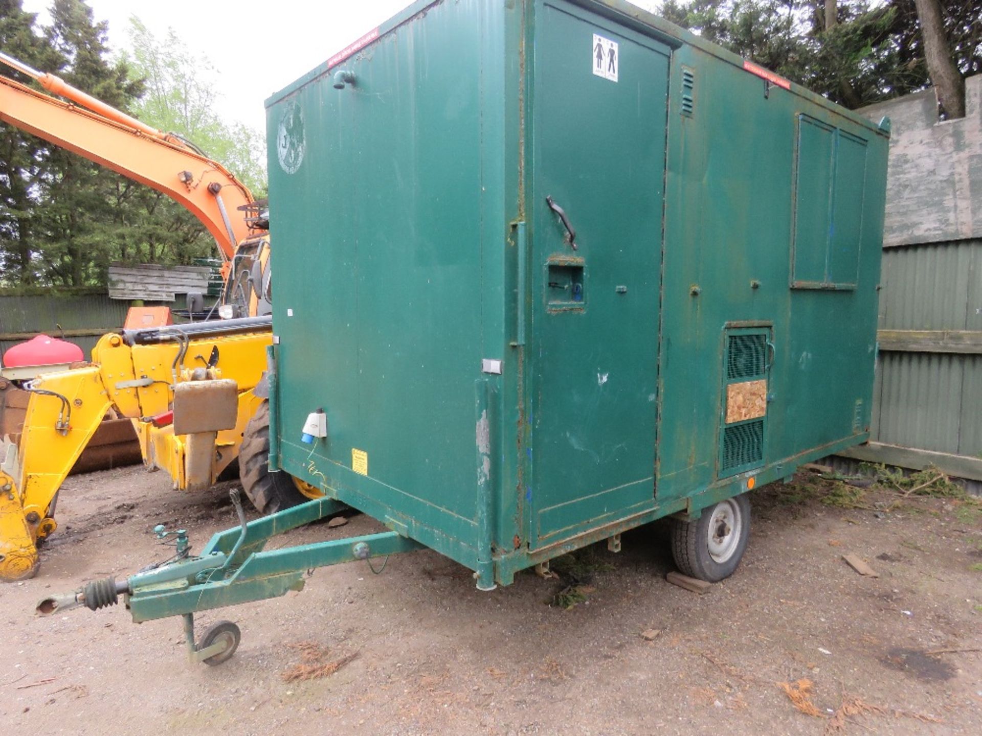 SINGLE AXLE TOWED WELFARE TRAILER 12FT LENGTH APPROX WITH CANTEEN AND TOILET. SUPPLIED WITH KEY. DIR - Image 3 of 15