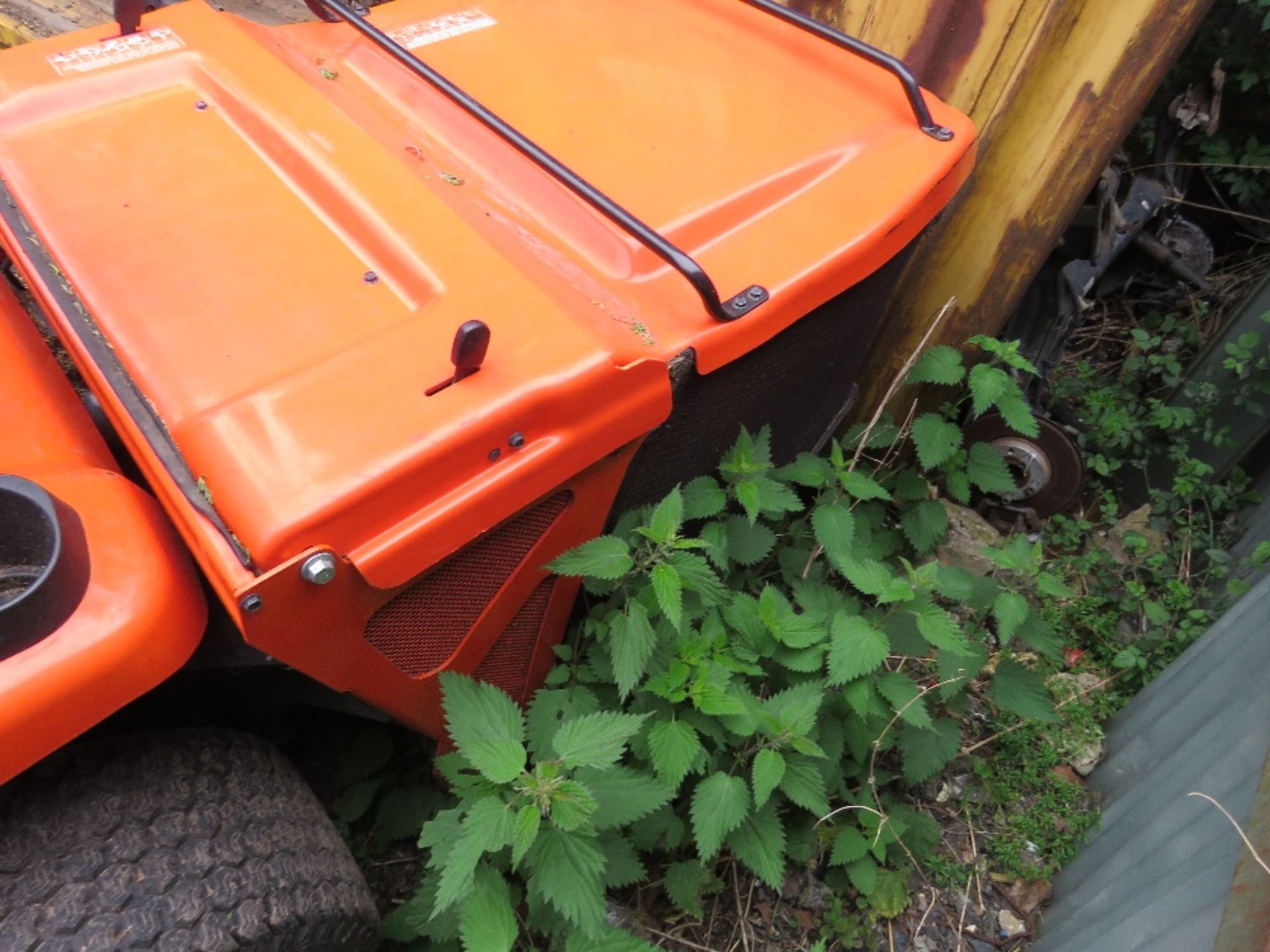 BID INCREMENT NOW £100!! KUBOTA GR2120 DIESEL ENGINED MOWER WITH REAR COLLECTOR, 4WD. - Image 9 of 11
