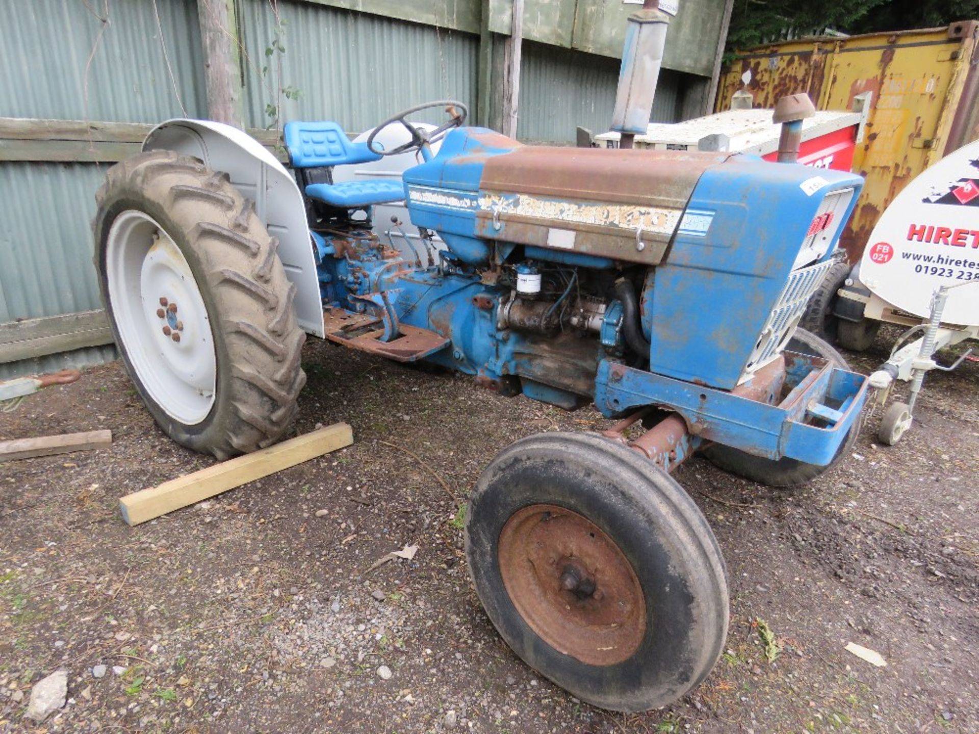 FORD 4000 CLASSIC 2WD TRACTOR.ORIGINALLY SUPPLIED BY SUSSEX TRACTORS. DIRECT FROM LOCAL COLLECTION.