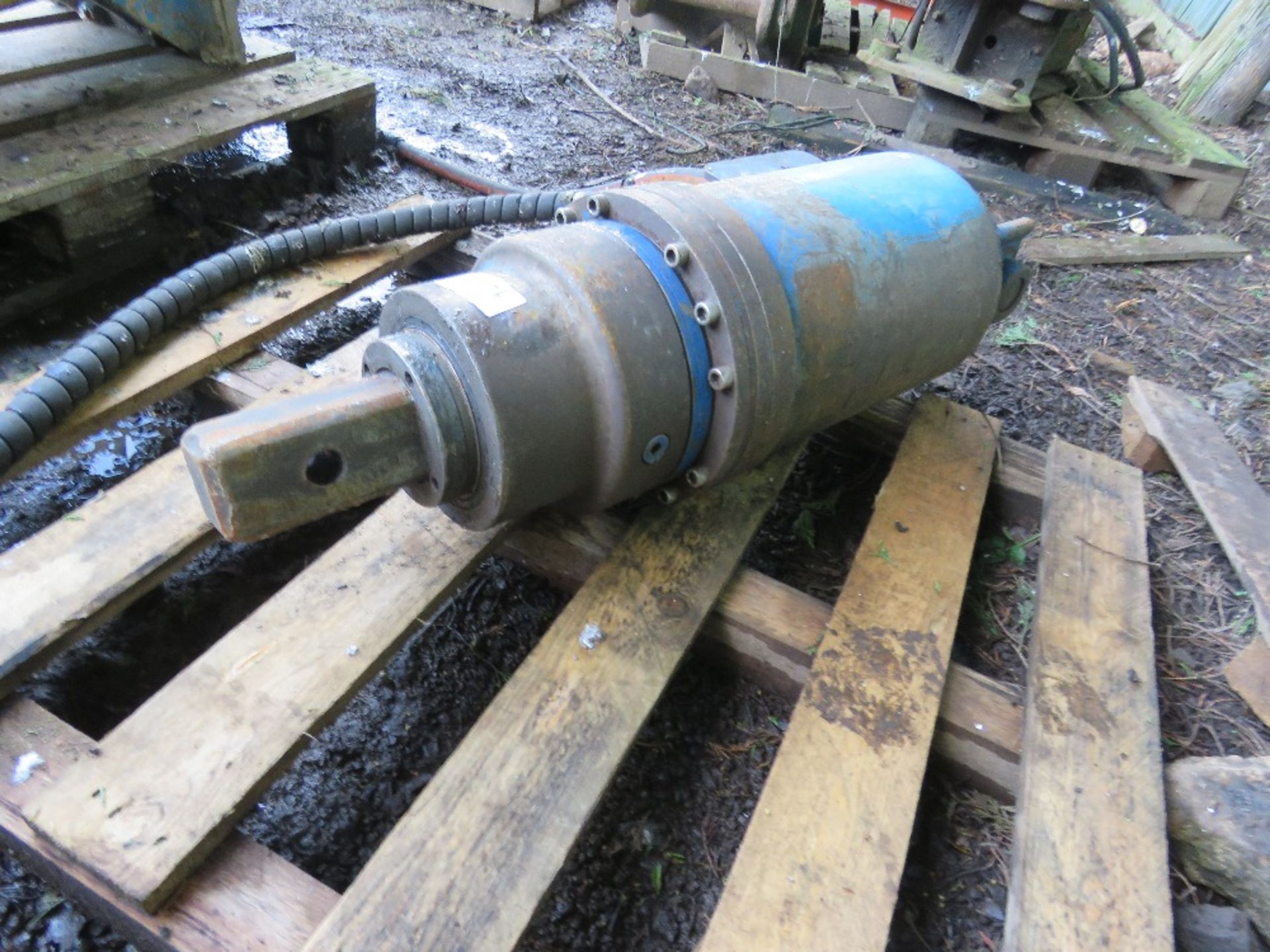 LARGE SIZED EXCAVATOR MOUNTED AUGER DRIVE HEAD. 75MM SQUARE DRIVE HEAD, 45MM TOP PIN SIZE APPROX. - Image 3 of 3