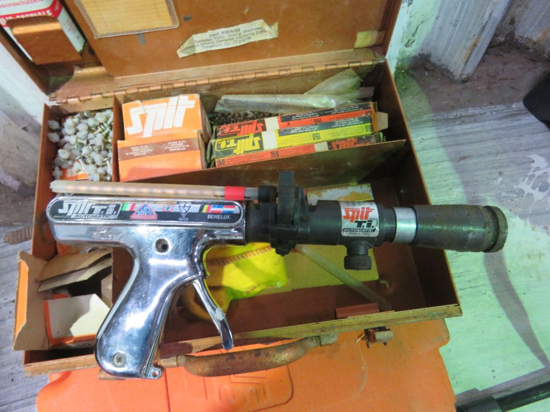 PASLODE NAIL GUN PLUS A SPIT NAIL GUN.....THIS LOT IS SOLD UNDER THE AUCTIONEERS MARGIN SCHEME, THER - Bild 5 aus 6