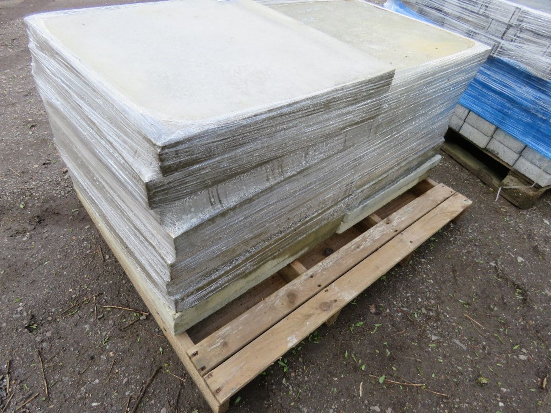 18NO HEAVY DUTY CONCRETE SLABS 600MM X 600M APPROX. - Image 3 of 3