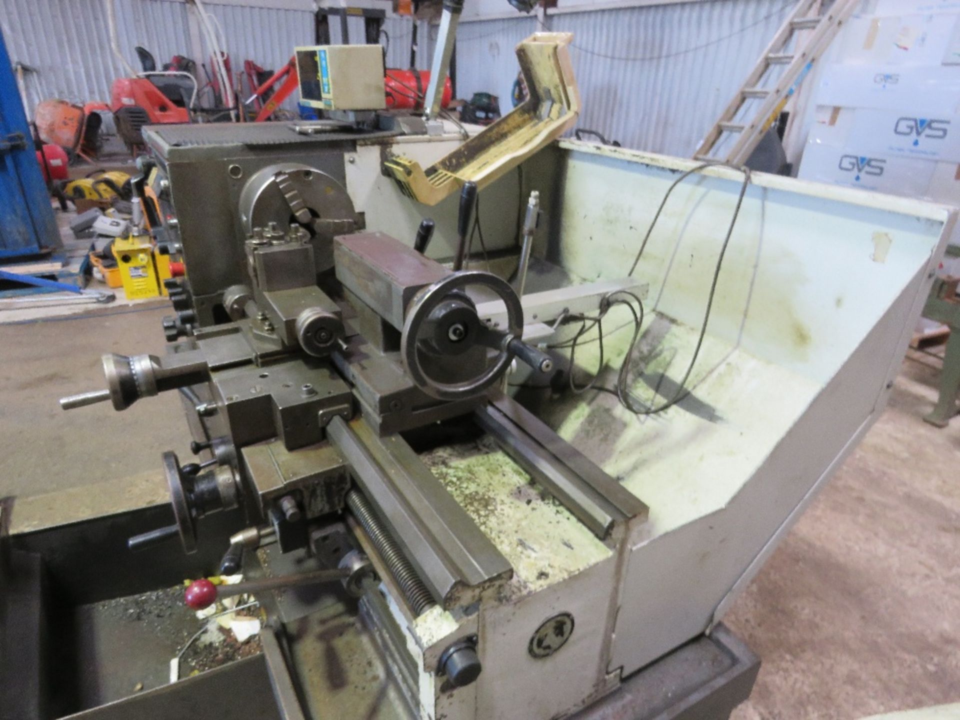 COLCHESTER TRIUMPH 2500 METAL WORKING LATHE, 3 PHASE POWERED. - Image 4 of 9