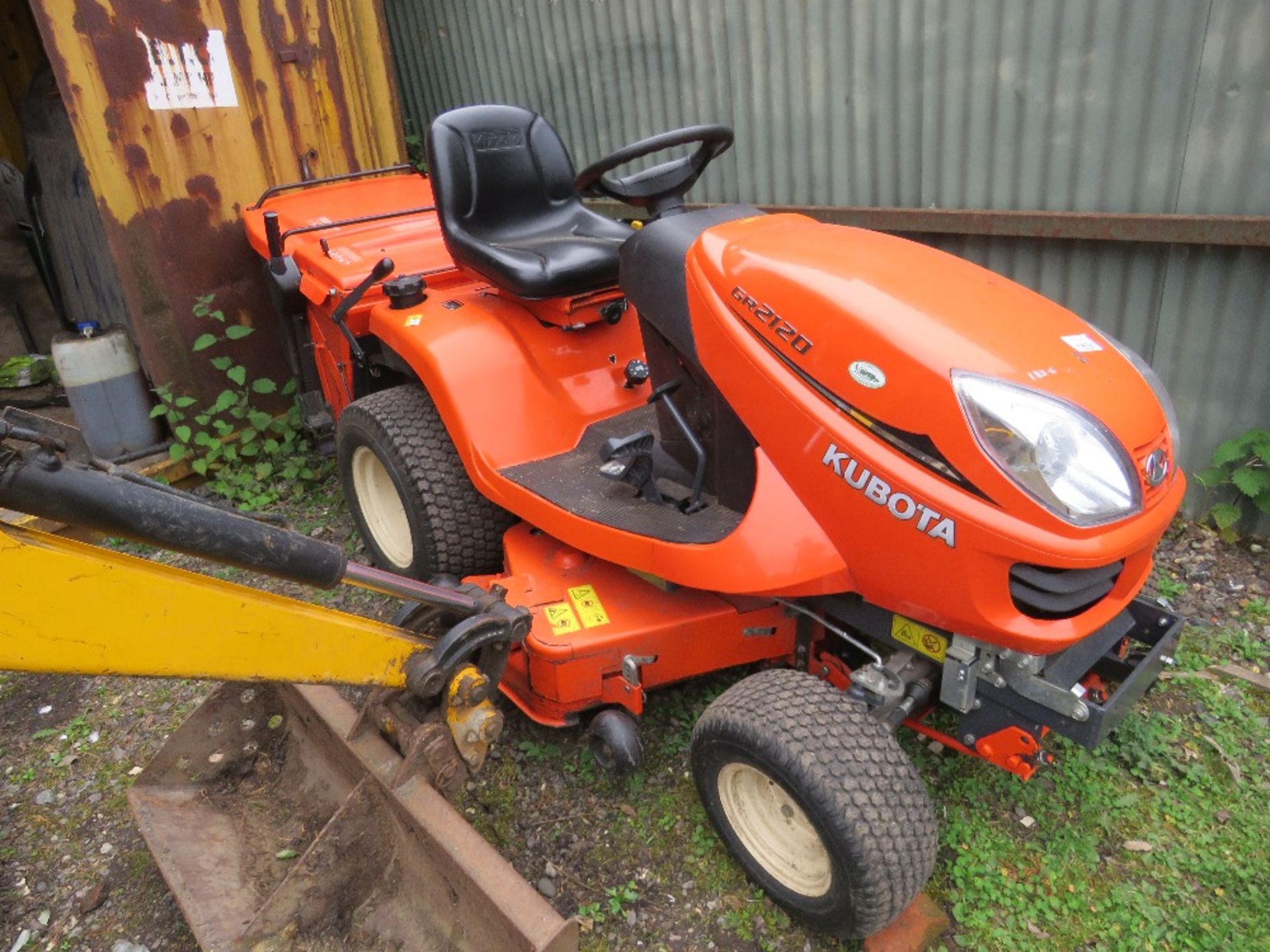 BID INCREMENT NOW £100!! KUBOTA GR2120 DIESEL ENGINED MOWER WITH REAR COLLECTOR, 4WD.
