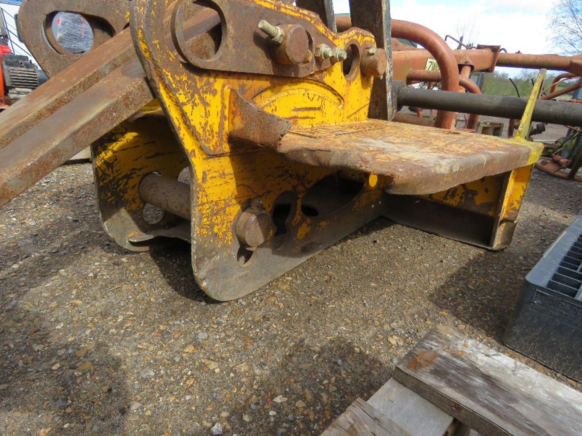 SET OF EXCAVATOR MOUNTED PALLET FORKS, 65MM PINS FITTED. - Image 4 of 5