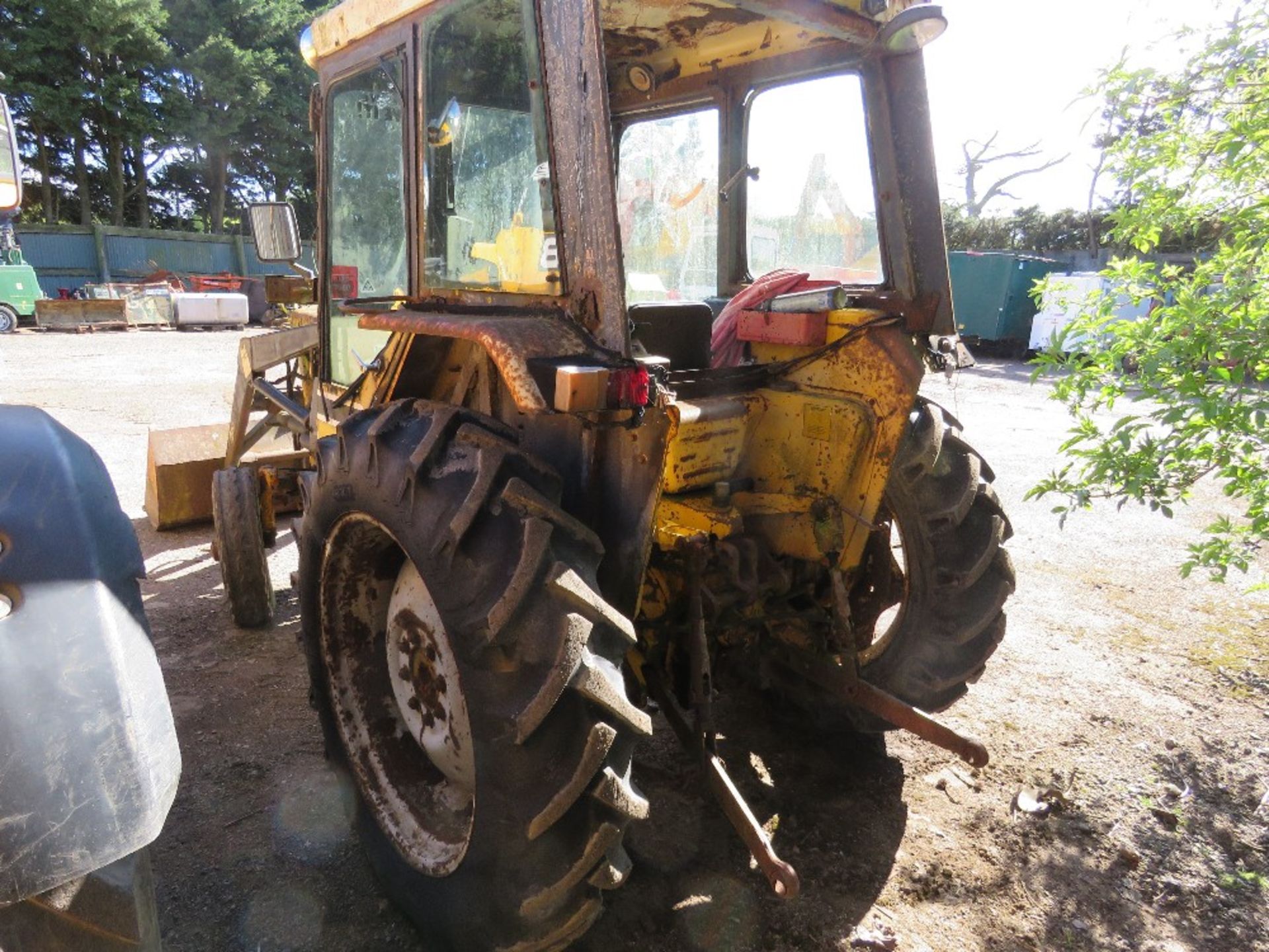 INTERNATIONAL 2WD TRACTOR WITH TRIMA 910 POWER LOADER. REG:FGV 220T (LOG BOOK TO APPLY FOR). WHEN TE - Image 6 of 16