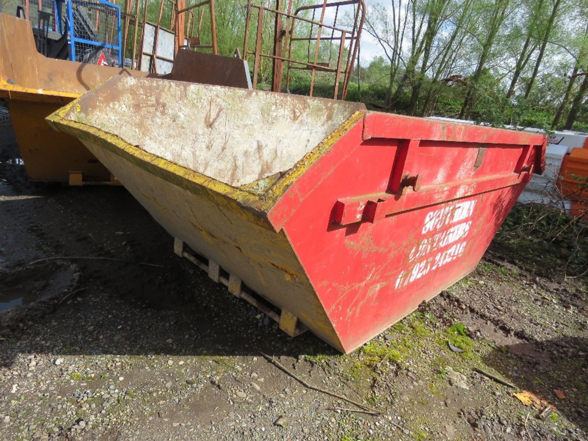 6 YARD SIZED CHAIN LIFT SKIP. ....THIS LOT IS SOLD UNDER THE AUCTIONEERS MARGIN SCHEME, THEREFORE NO