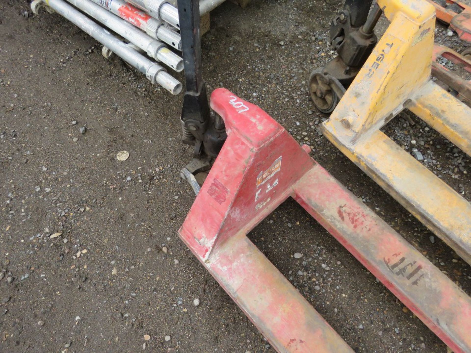 HYDRAULIC PALLET TRUCK.....THIS LOT IS SOLD UNDER THE AUCTIONEERS MARGIN SCHEME, THEREFORE NO VAT WI - Image 3 of 3