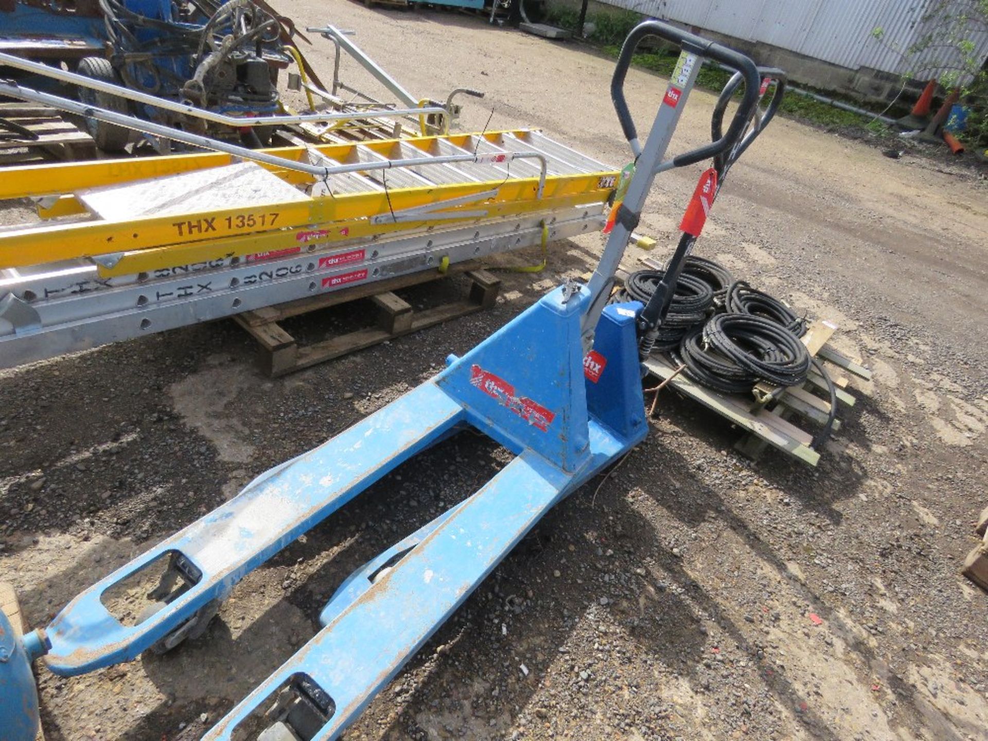 2 X HYDRAULIC PALLET TRUCKS. THX8728,10458 - Image 2 of 4