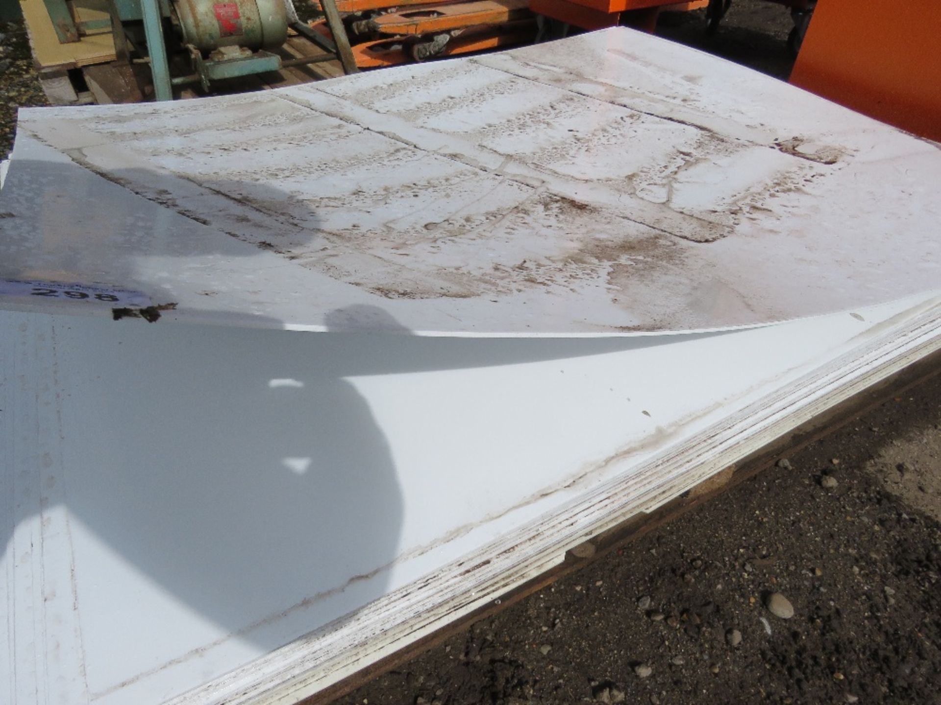 LARGE QUANTITY OF ELEMENTS WHITE WORKTOP FACING SHEETS, LIKE FORMICA. 1.52M X 1.27M APPROX. - Image 3 of 3