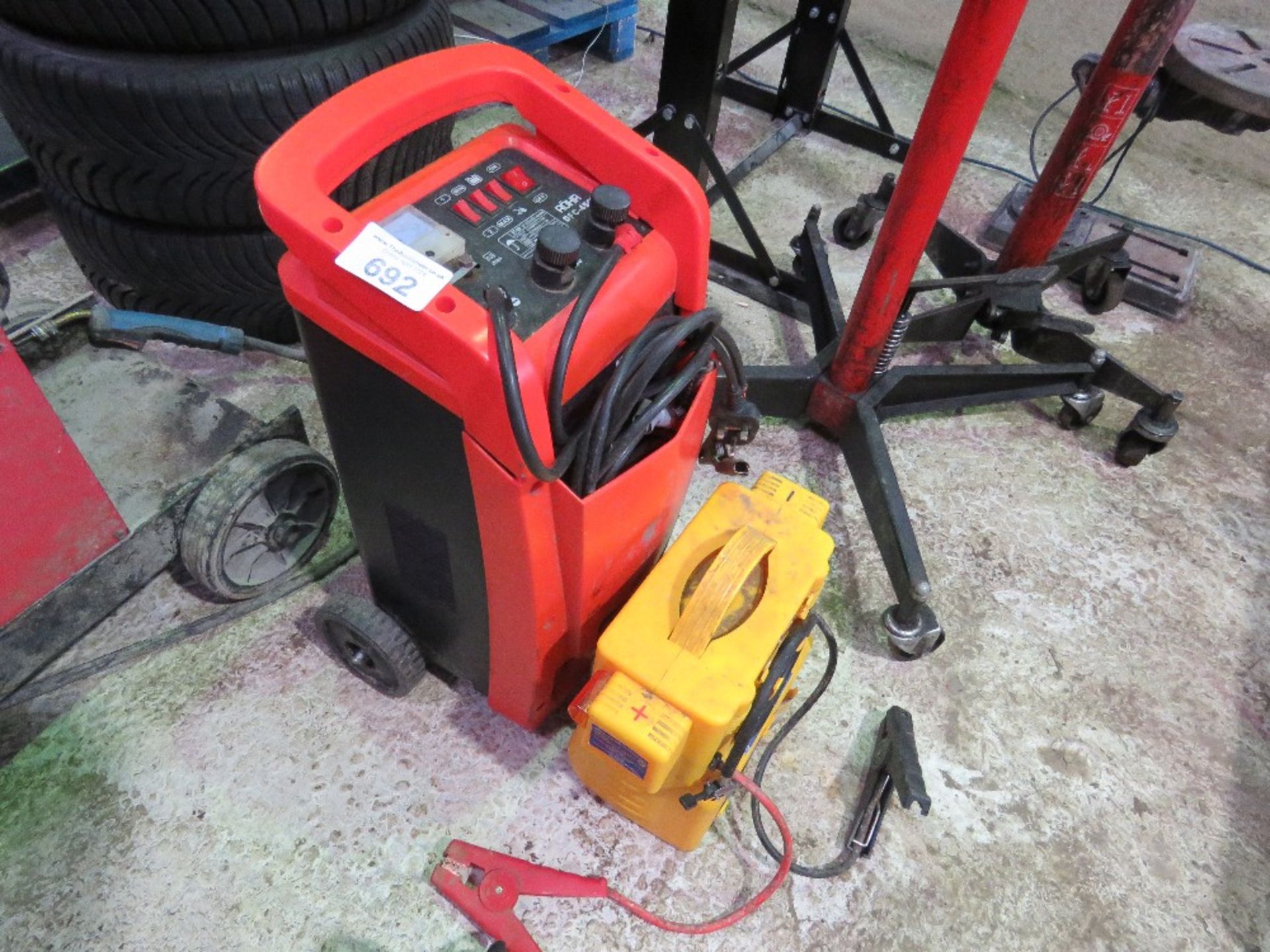 ROHR 12/24 VOLT BATTERY CHARGER PLUS A JUMP STARTER UNIT. SOURCED FROM GARAGE COMPANY LIQUIDATION.