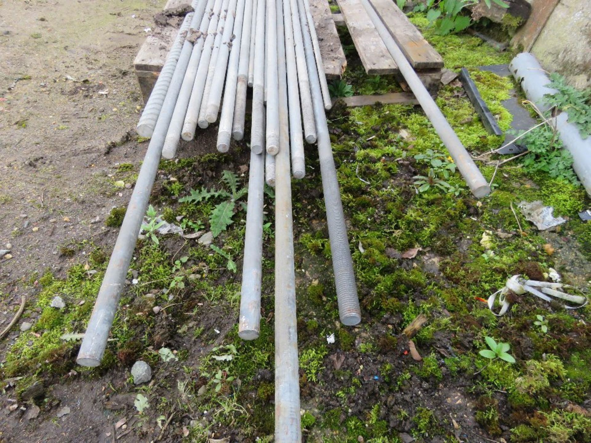 PALLET CONTAINING HEAVY DUTY GALVANISED STEEL RODS 4FT - 10FT APPROX.....THIS LOT IS SOLD UNDER THE - Image 2 of 5