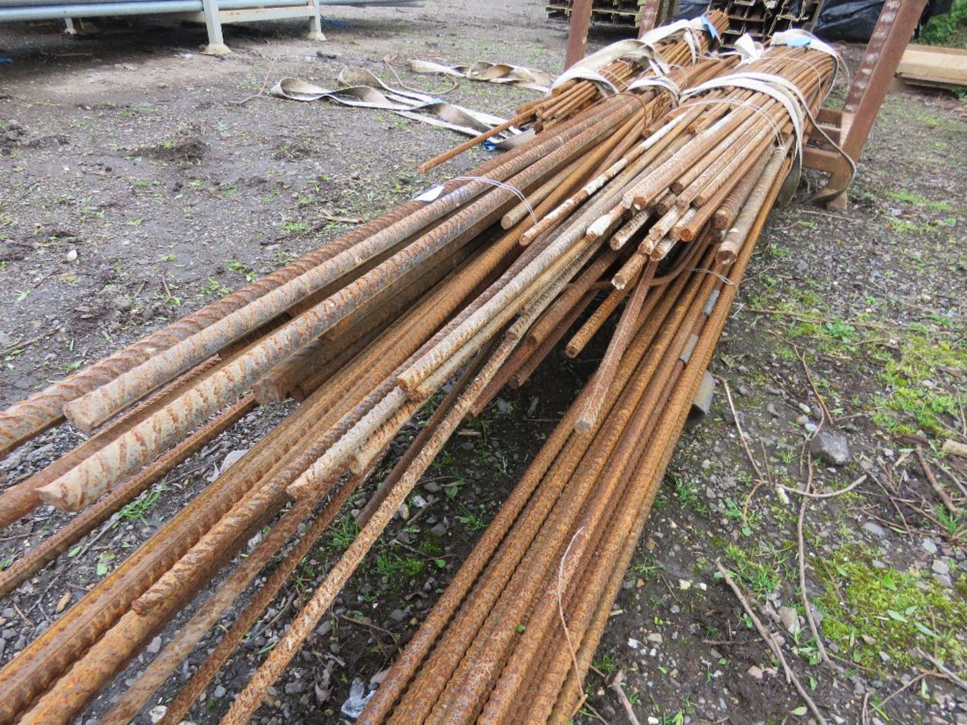 STILLAGE OF ASSORTED REBAR CONCRETE REINFORCING BAR 6FT -22FT APPROX SOURCED FROM COMPANY LIQUIDATI - Image 5 of 7