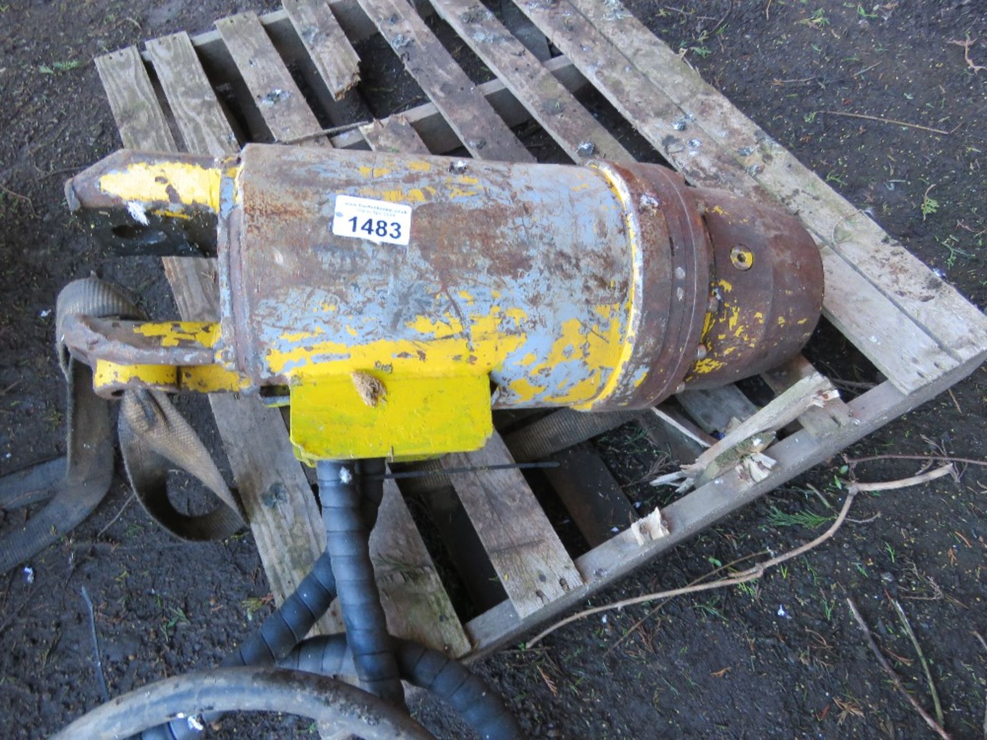 LARGE SIZED EXCAVATOR MOUNTED AUGER DRIVE HEAD. 75/80MM SQUARE DRIVE HEAD, 45MM TOP PIN SIZE APPROX.