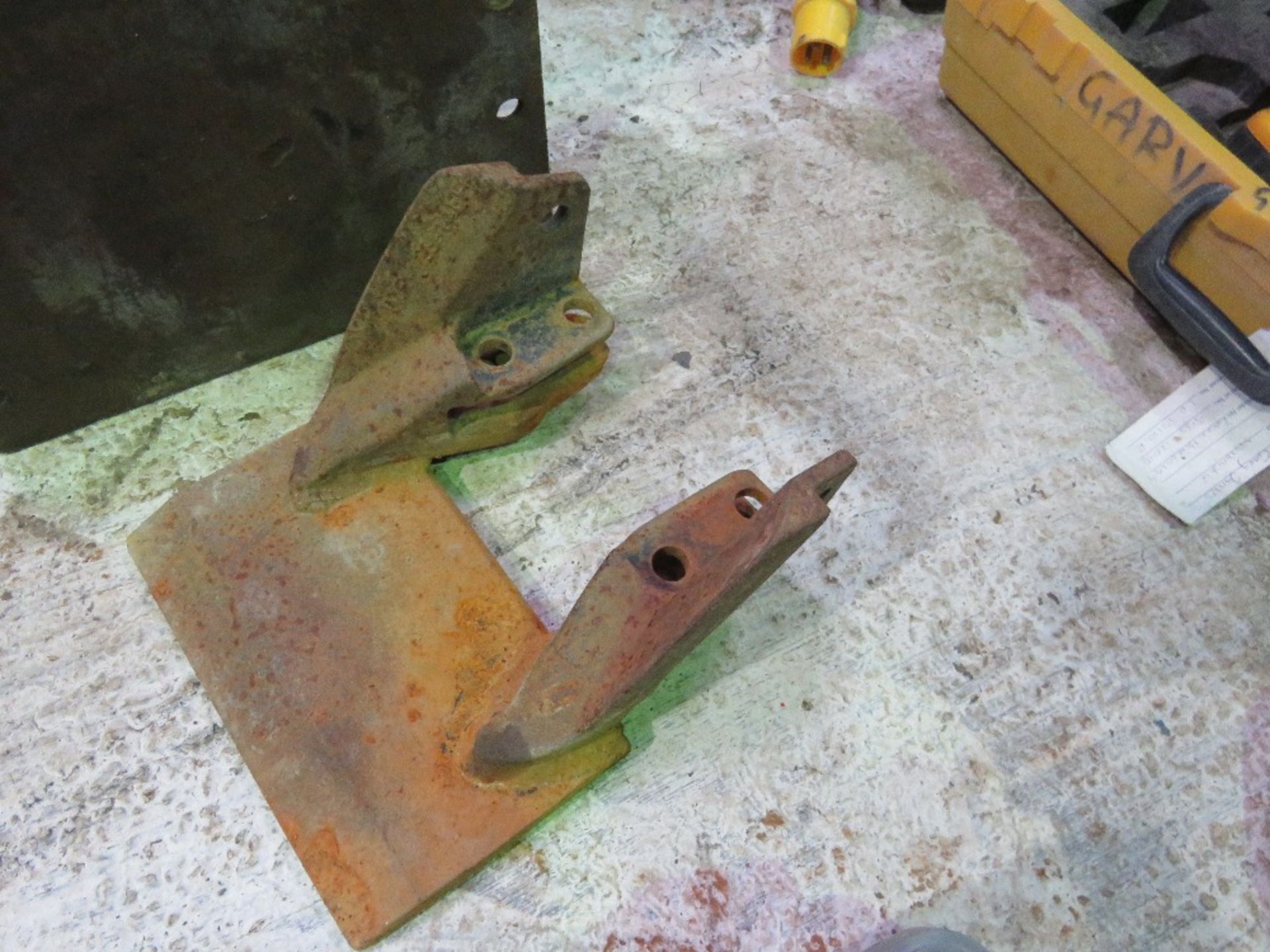 EXCAVATOR BREAKER HEADSTOCK BRACKET PLUS A BUCKET EDGE. - Image 3 of 3