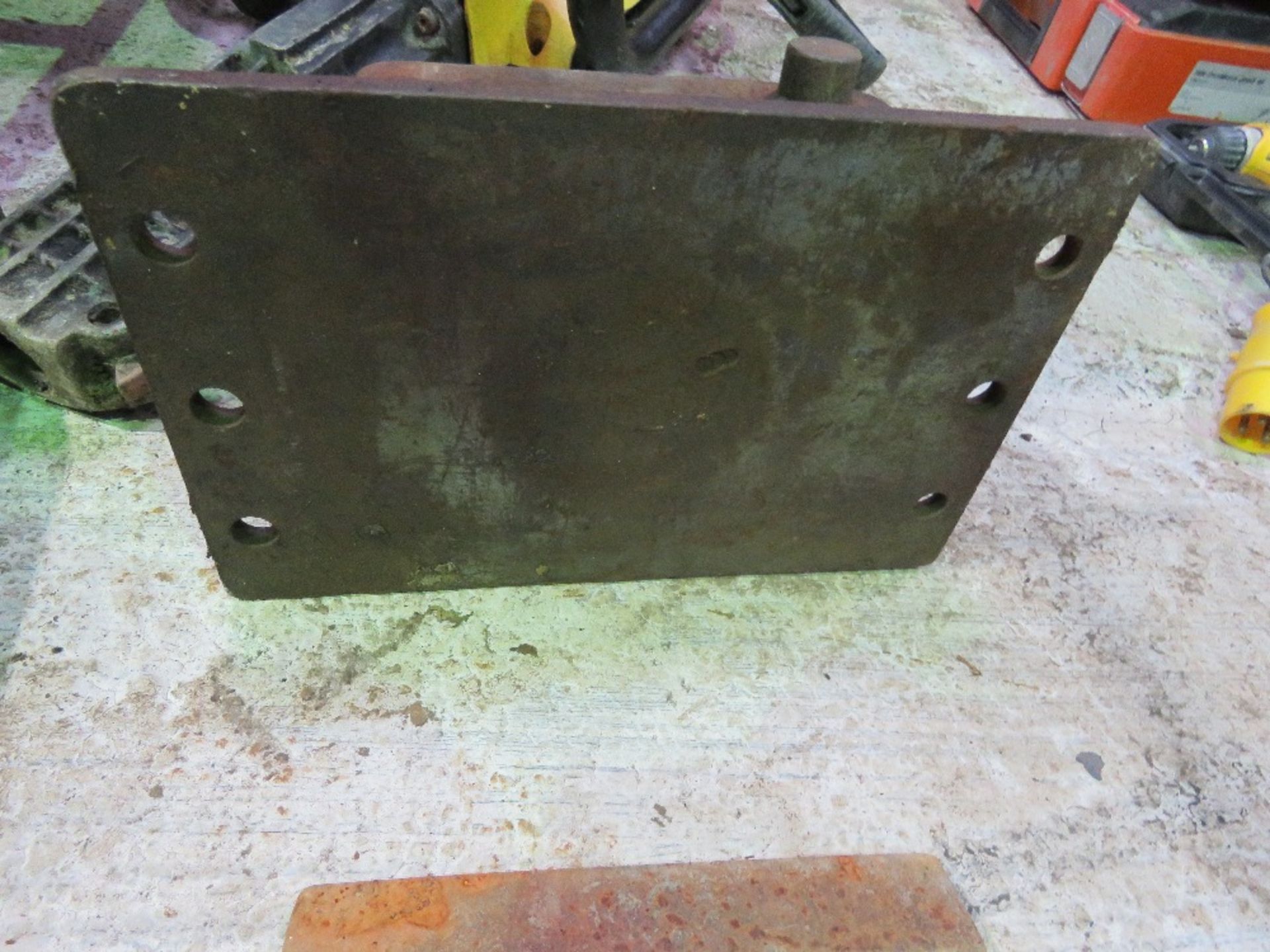 EXCAVATOR BREAKER HEADSTOCK BRACKET PLUS A BUCKET EDGE. - Image 2 of 3