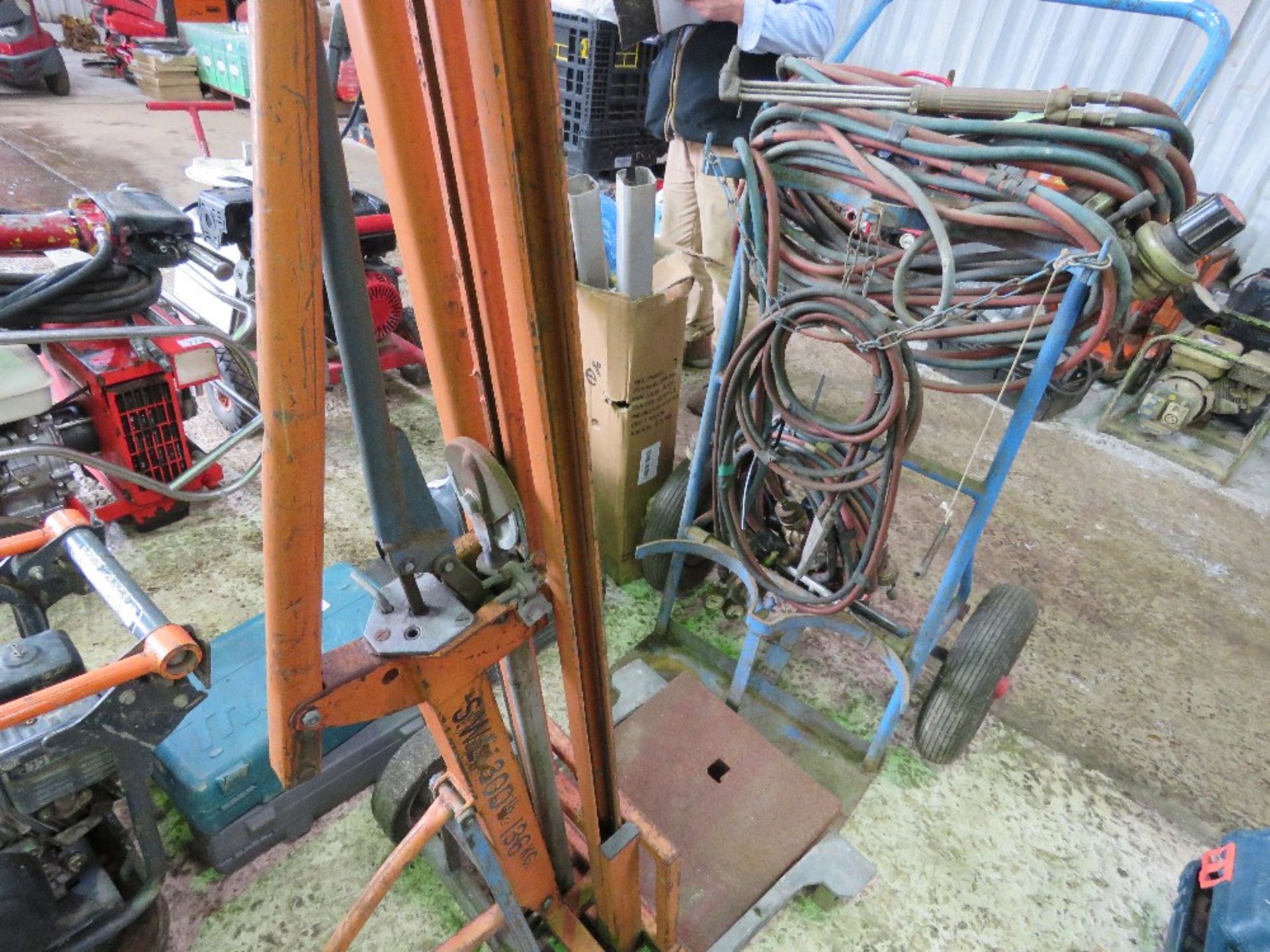 HAND OPERATED BARROW HOIST UNIT.....THIS LOT IS SOLD UNDER THE AUCTIONEERS MARGIN SCHEME, THEREFORE - Image 5 of 7
