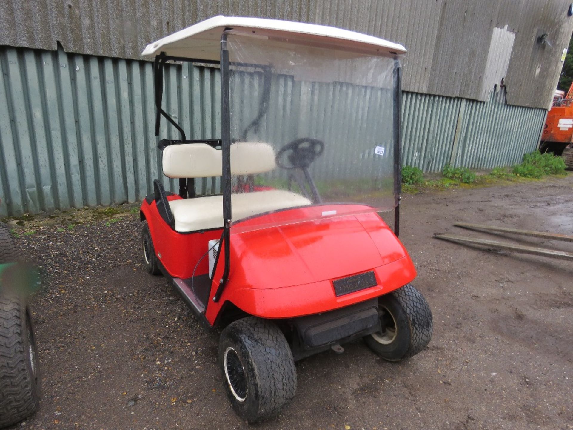 EZGO BATTERY POWERED GOLF BUGGY WITH CAHRGER AND KEY (NOT CHARGED...UNTESTED)....THIS LOT IS SOLD UN