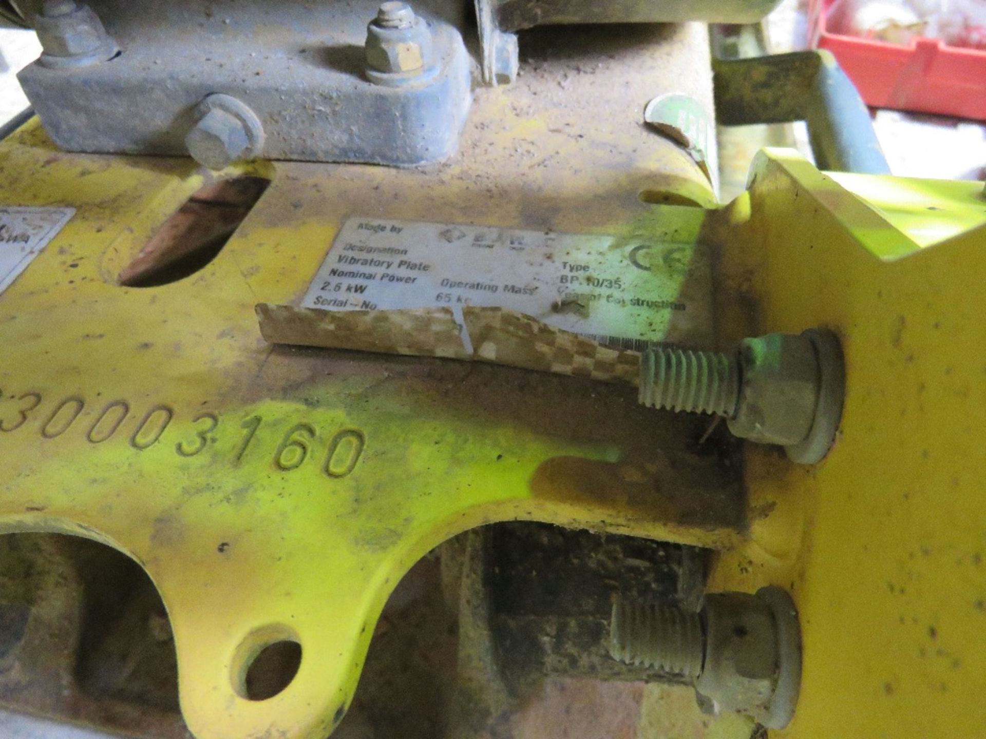 BOMAG PETROL ENGINED COMPACTION PLATE WITH A WATER TANK. - Image 4 of 5