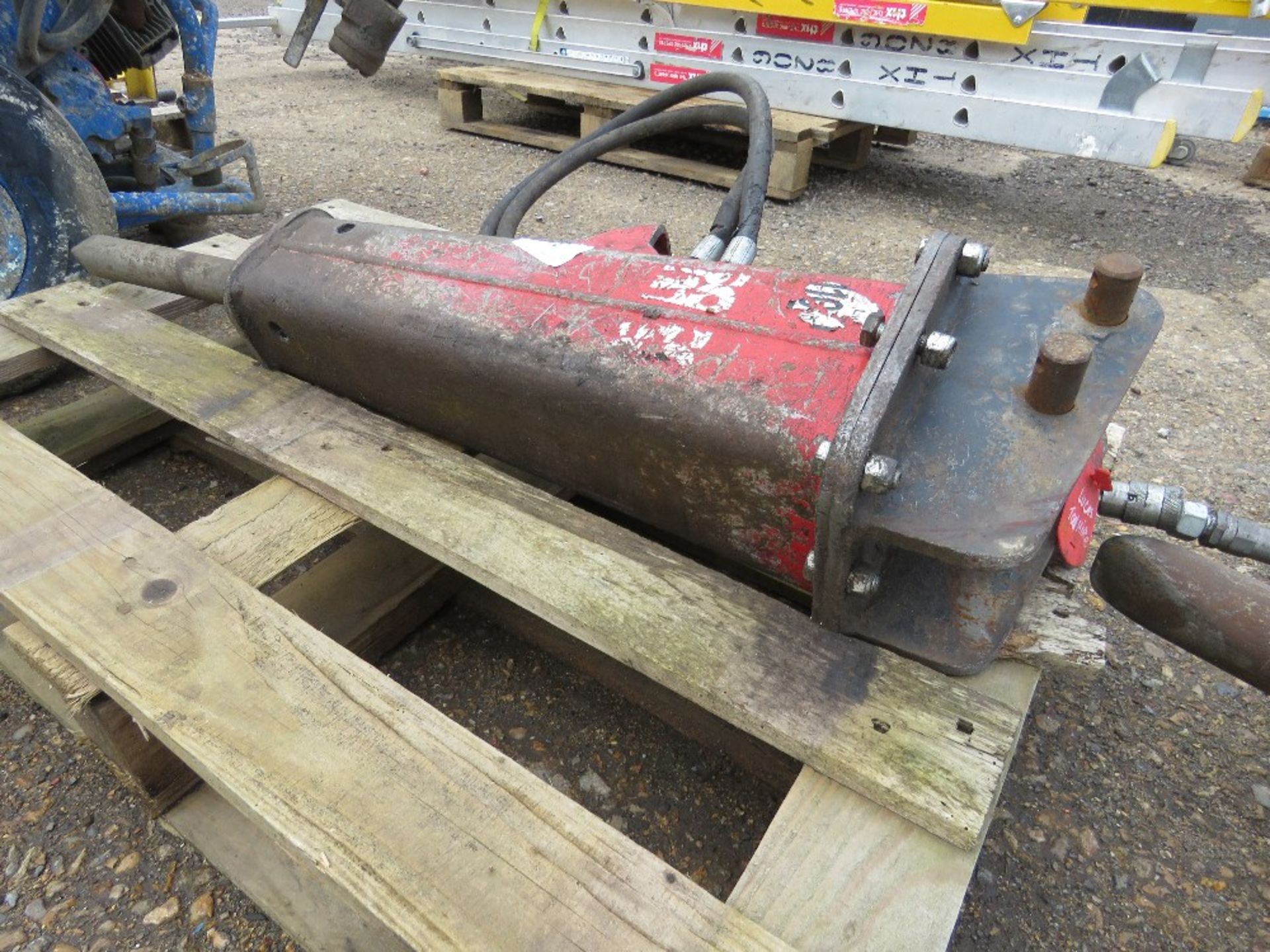 SOCOMEC DMS50 EXCAVATOR MOUNTED HYDRAULIC BREAKER, YEAR 2019, 25MM U10 BRACKET FITTED. - Image 2 of 4